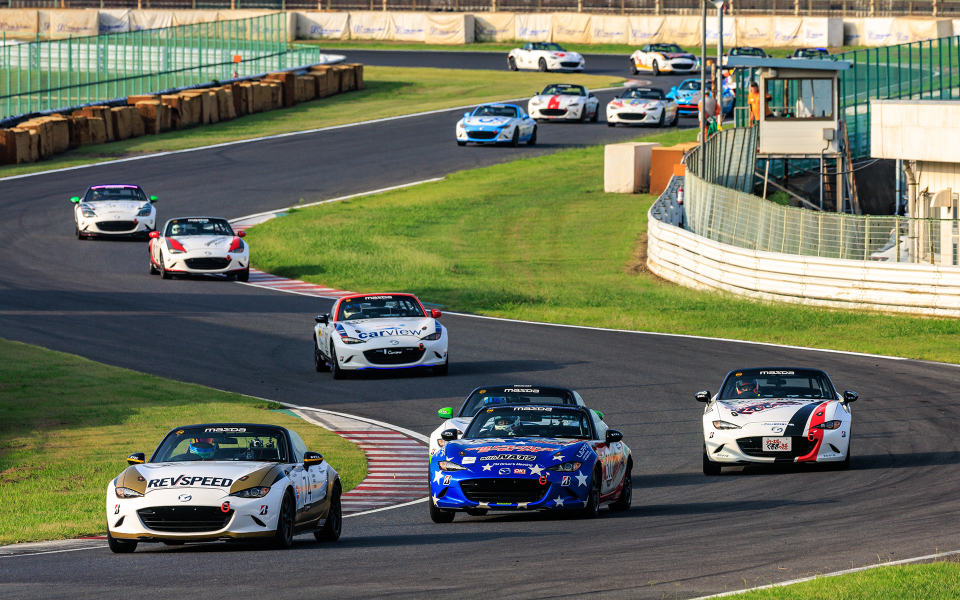 いよいよ決勝がスタート。Car Watchチームは後方からの追い上げとなる