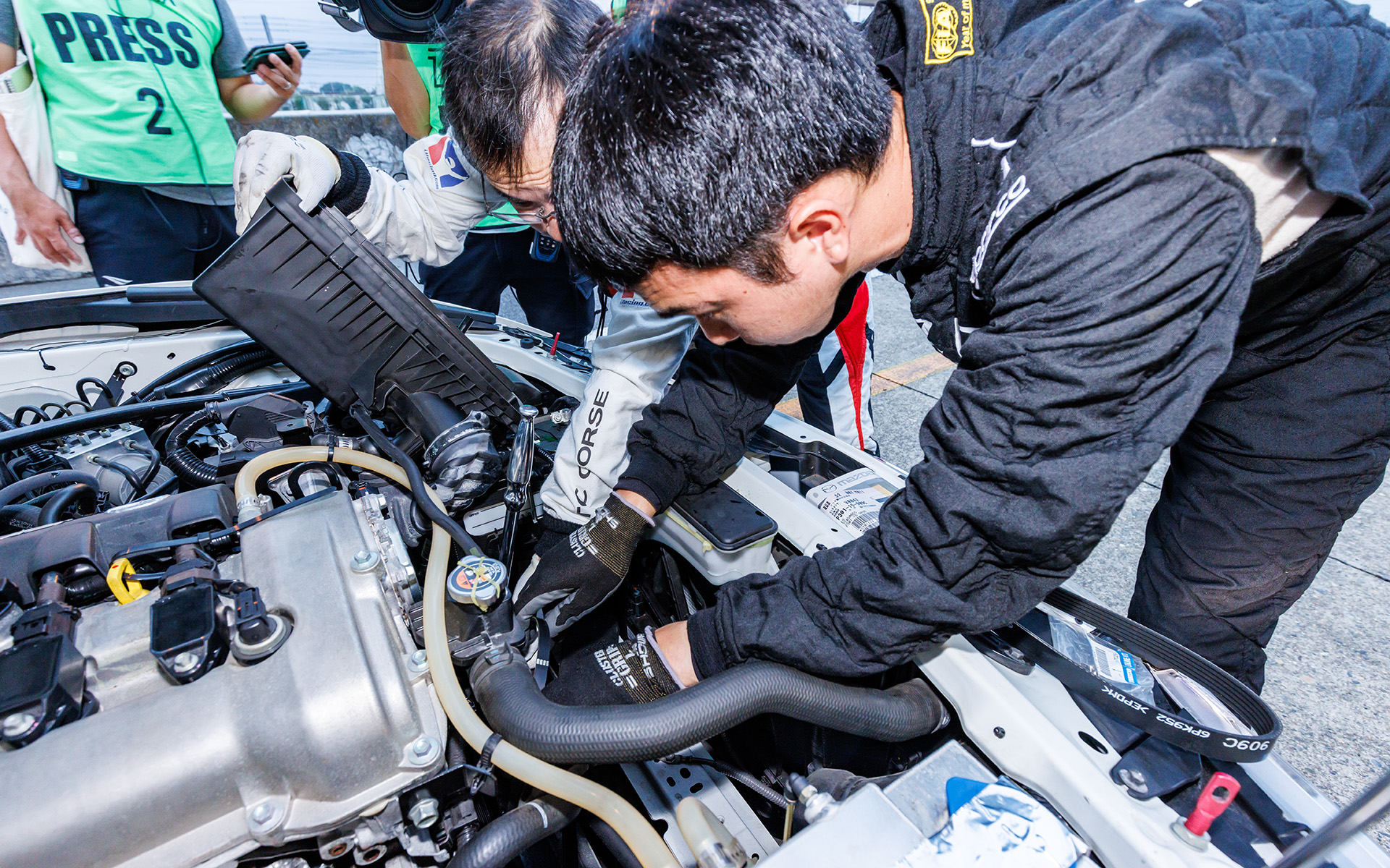 ベルト装着作業中。エアクリーナーボックスを外す