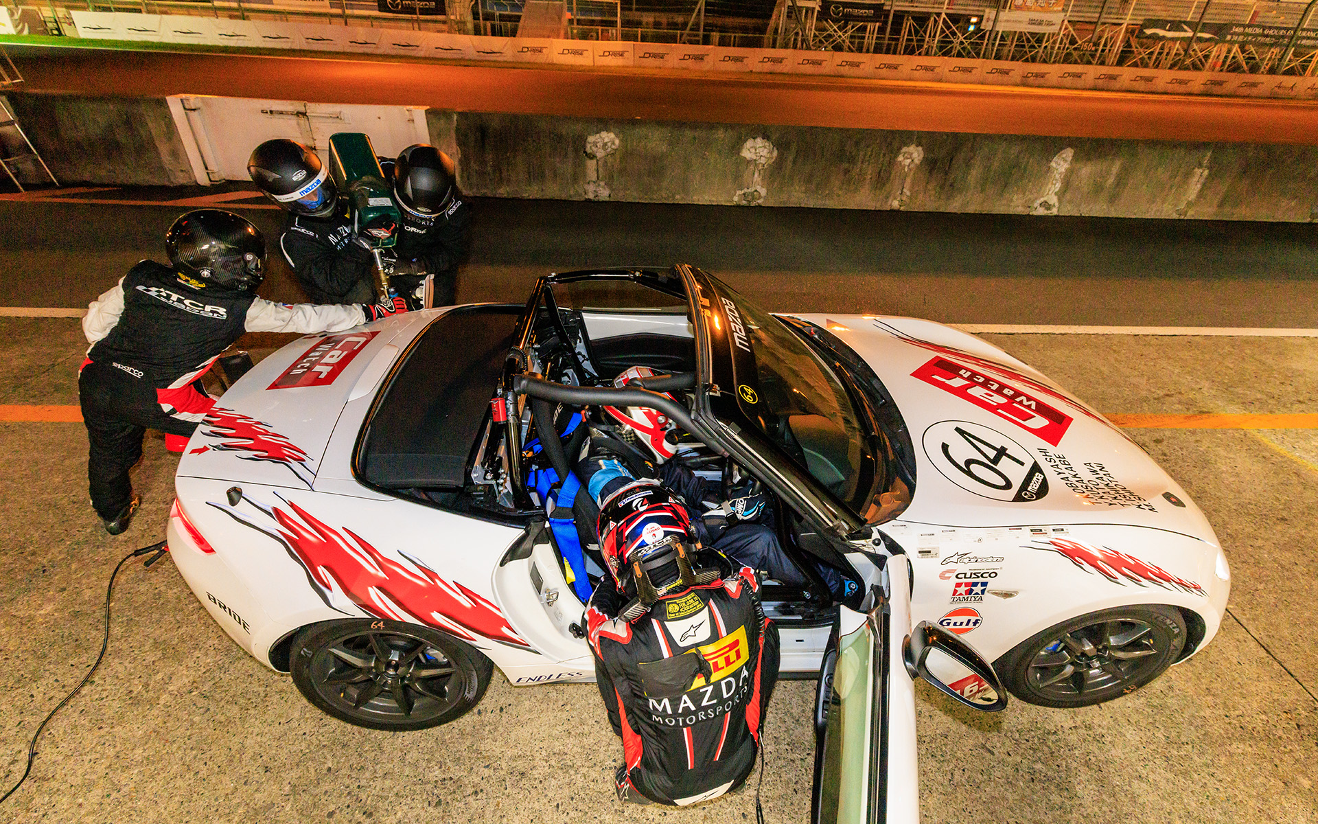 順調に飛ばしていた加藤氏だが、セーフティカーが入り、猛追も途中まで。予定周回をこなして給油のあるドライバー交代へ