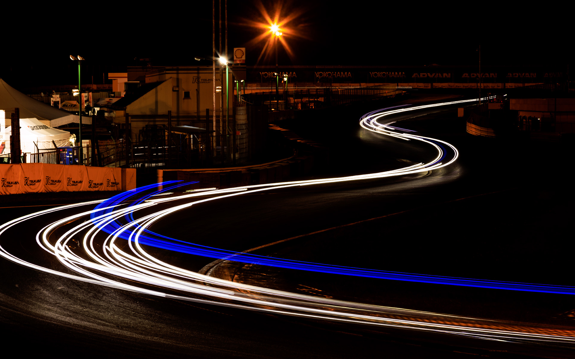 19時ごろになると、日も暮れてナイトレースになった