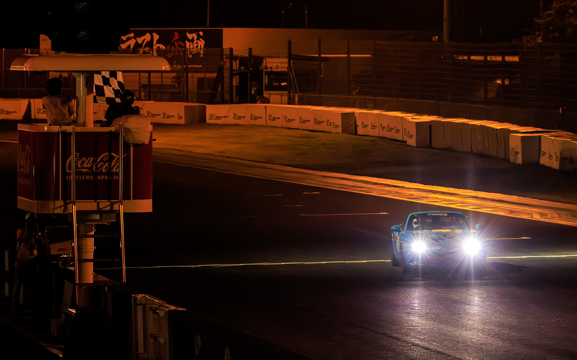 20時16分、チェッカーフラッグが振られ、レースは終了。優勝は13号車 ENGINE ROADSTER