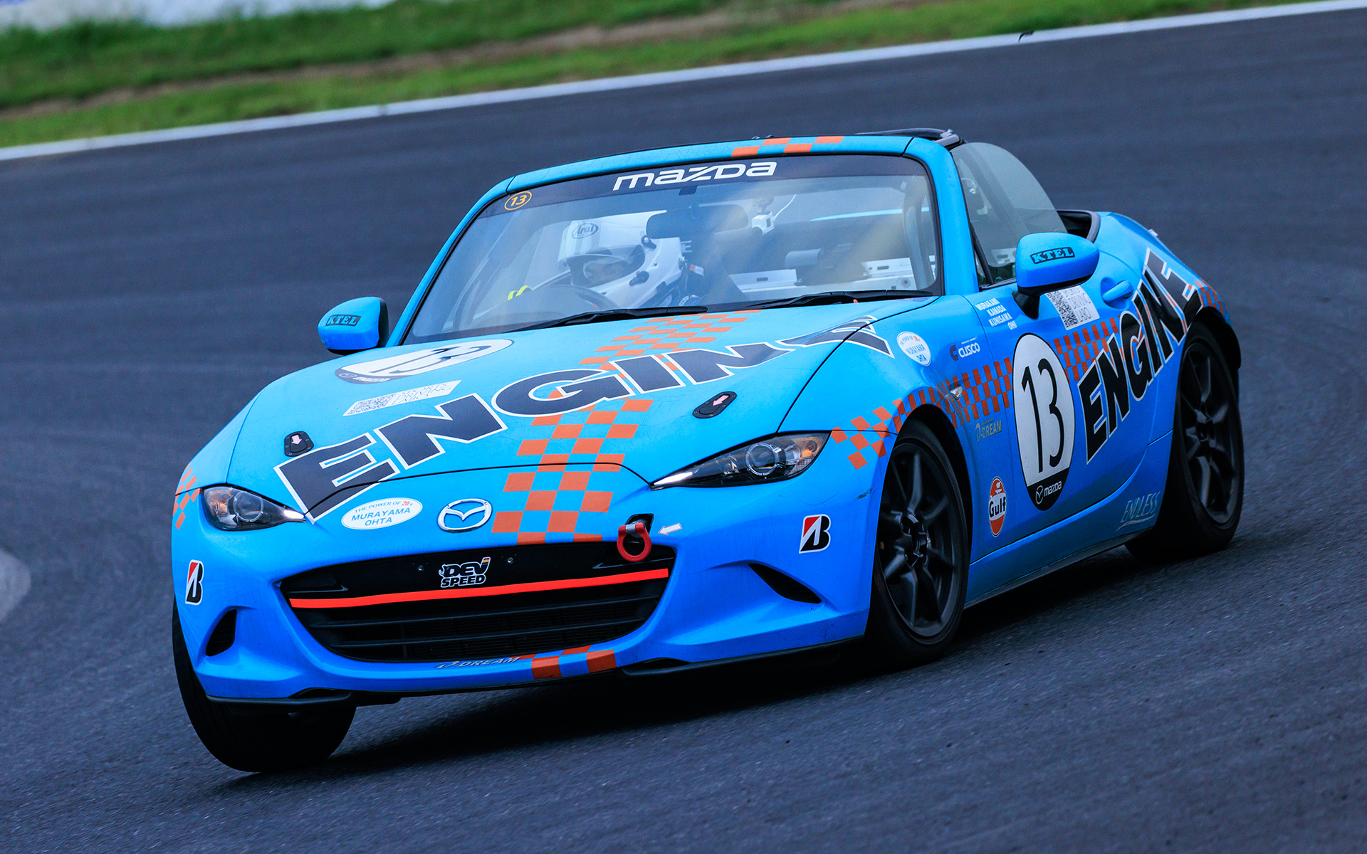 優勝した13号車 ENGINE ROADSTER