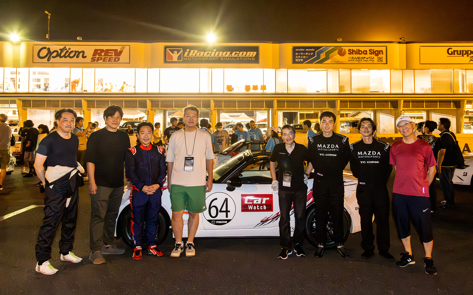 アクシデントがあったものの、ケガなどなく2023年のメディア4耐を終えることできました。助っ人ドライバーの加藤彰彬さんはメディア4耐のLive配信でレースの解説を担当していたため集合写真には入れずでしたが、ありがとうございました