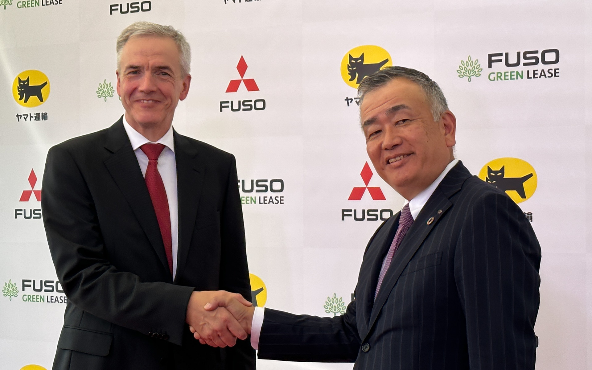 お披露目会には、三菱ふそうトラック・バス 代表取締役社長・CEO カール・デッペン氏（左）とヤマト運輸 代表取締役社長 長尾裕氏（右）らが出席