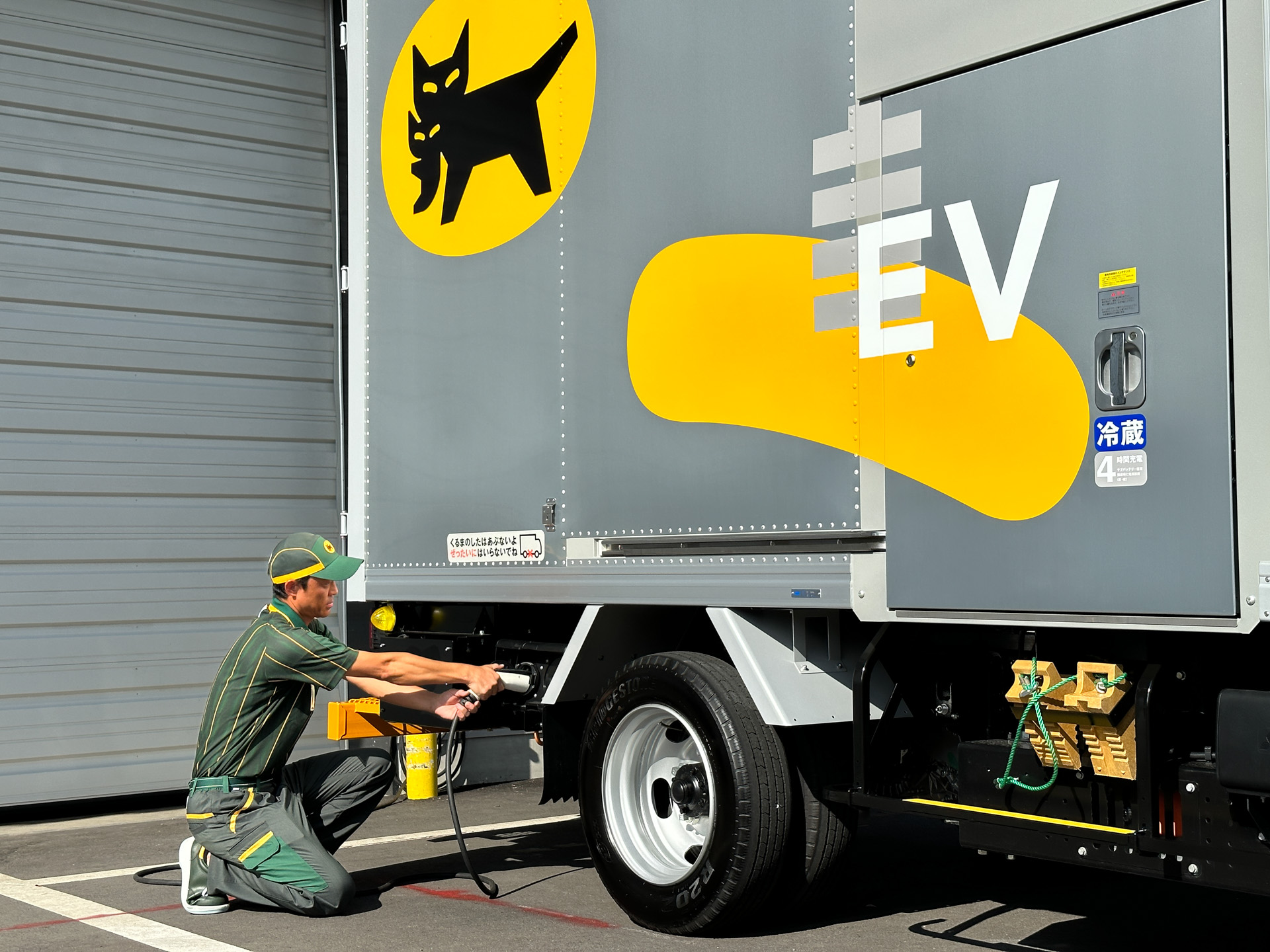 充電口を車両後方に取り付ける仕様は、普通充電口のオプション設定