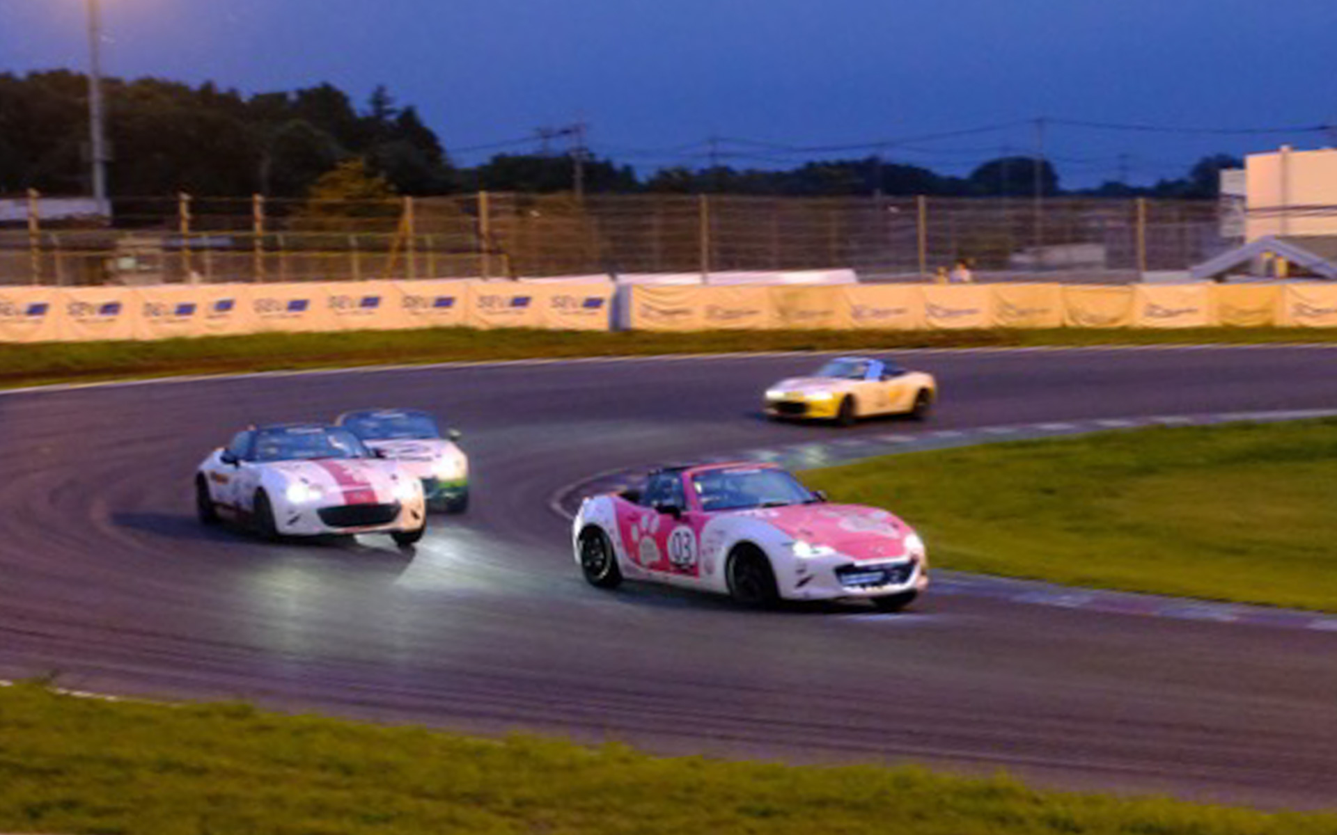 夕方4時にスタートして、夜8時にゴールするのが恒例のメディア4耐。ライトが点灯すると、また違った雰囲気に包まれるサーキットがすごく好きなんですよね