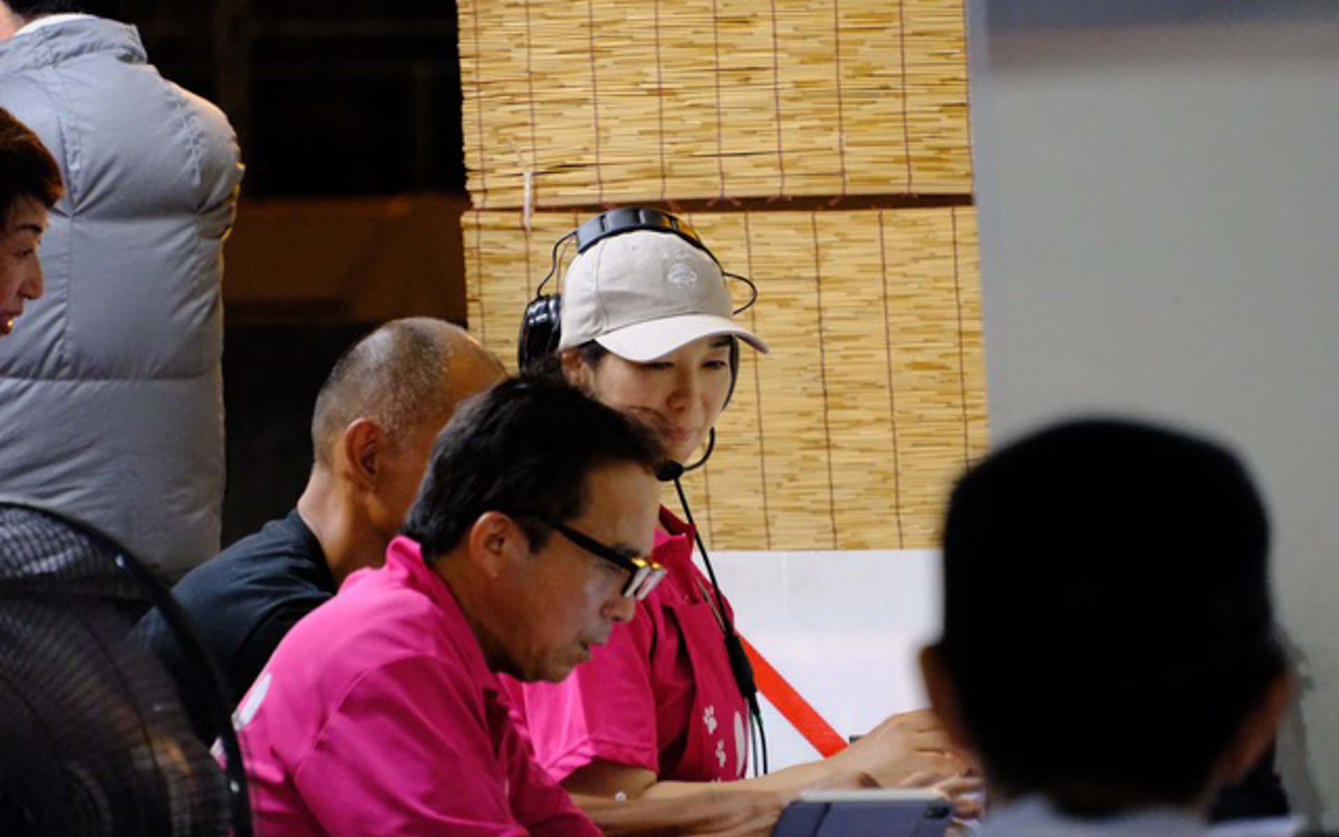 ケテルのヘッドセットをお借りして、ドライバーと喋りながら周回を重ねます。なんか、見た目がF1みたいでカッコイイですね