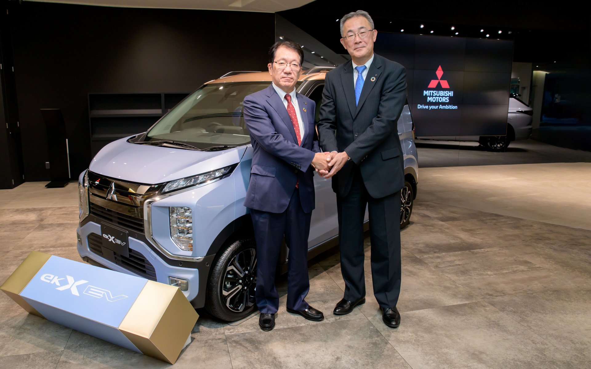 三菱自動車工業：代表執行役社長 兼 最高経営責任者　加藤隆雄氏（左）、八十二銀行：代表取締役頭取 頭取執行役員　松下正樹氏（右）