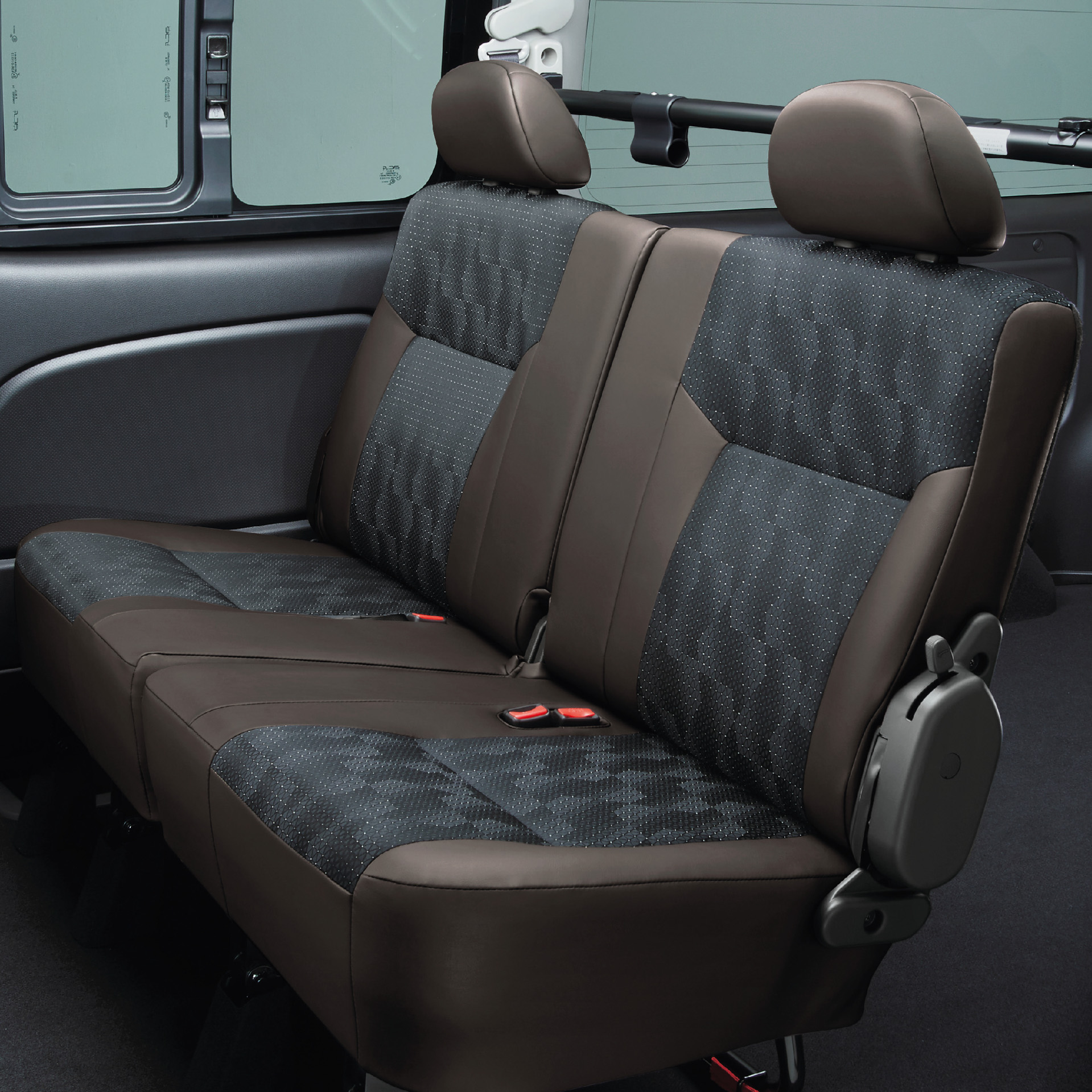 「キャラバン」誕生50周年を記念した特別仕様車「50th Anniversary」