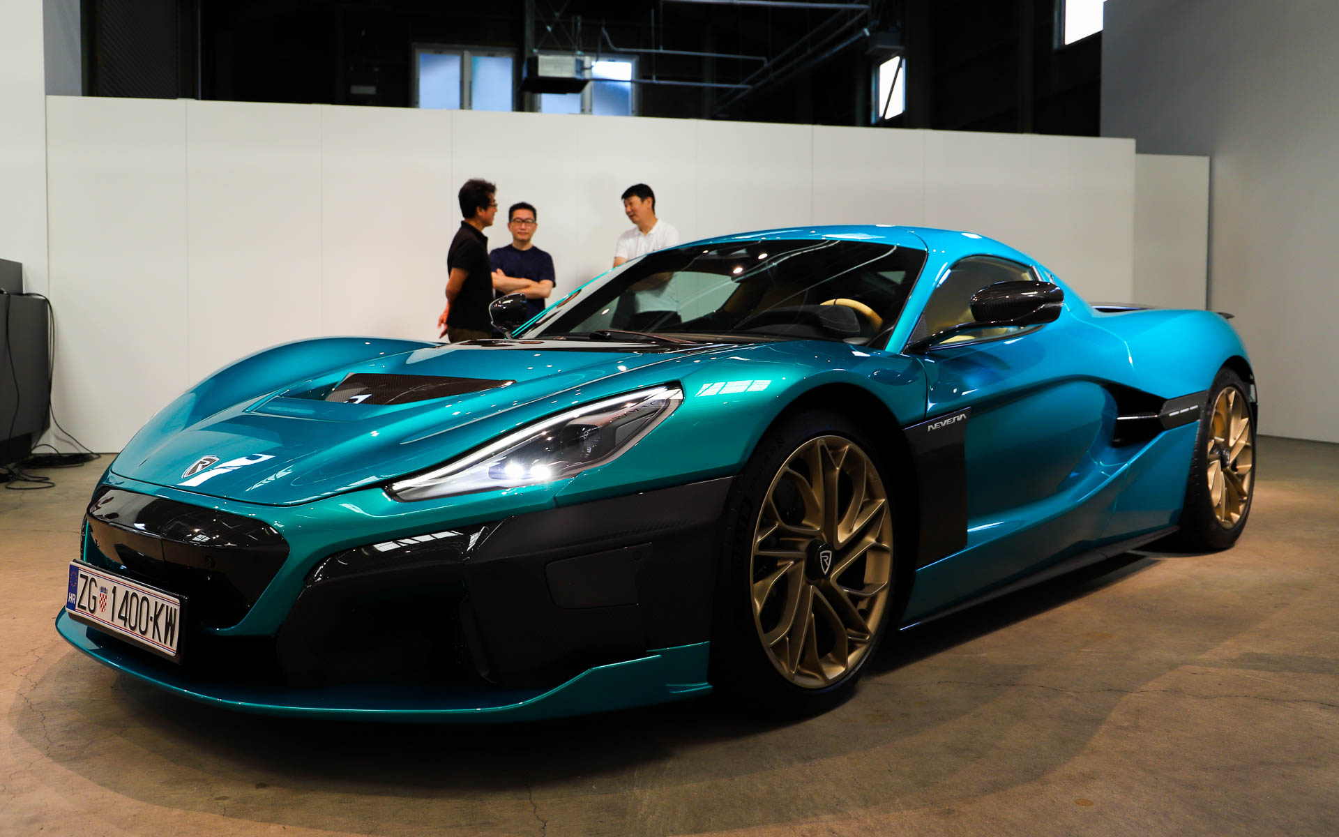 ネヴェーラのボディサイズは4750×1986×1208mm、ホイールベースは2745mm、車両重量は2300kg