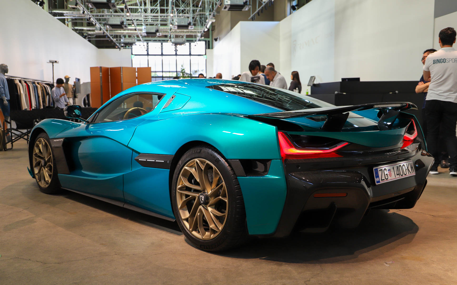 ネヴェーラのボディサイズは4750×1986×1208mm、ホイールベースは2745mm、車両重量は2300kg