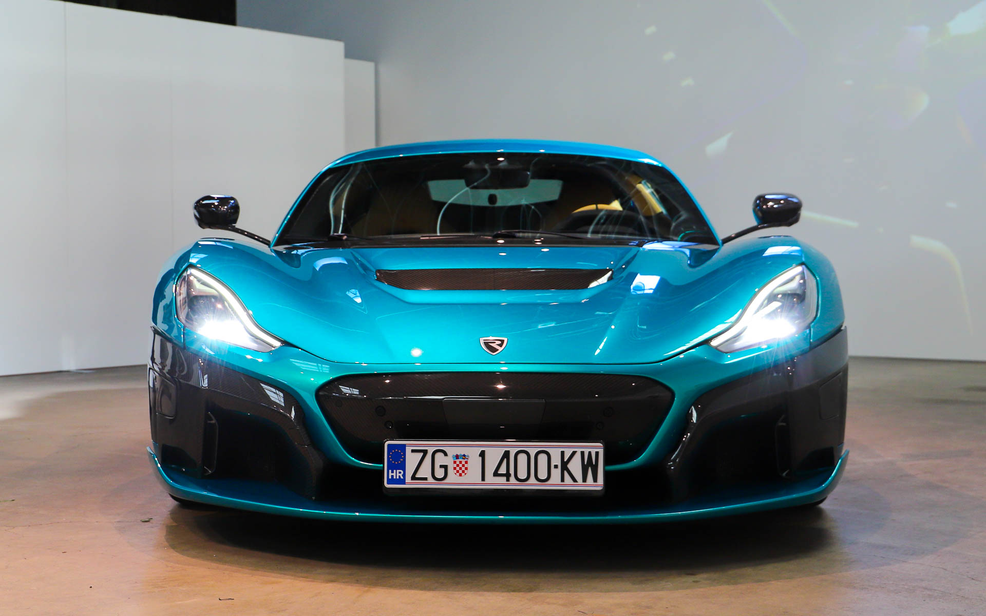 ネヴェーラのボディサイズは4750×1986×1208mm、ホイールベースは2745mm、車両重量は2300kg