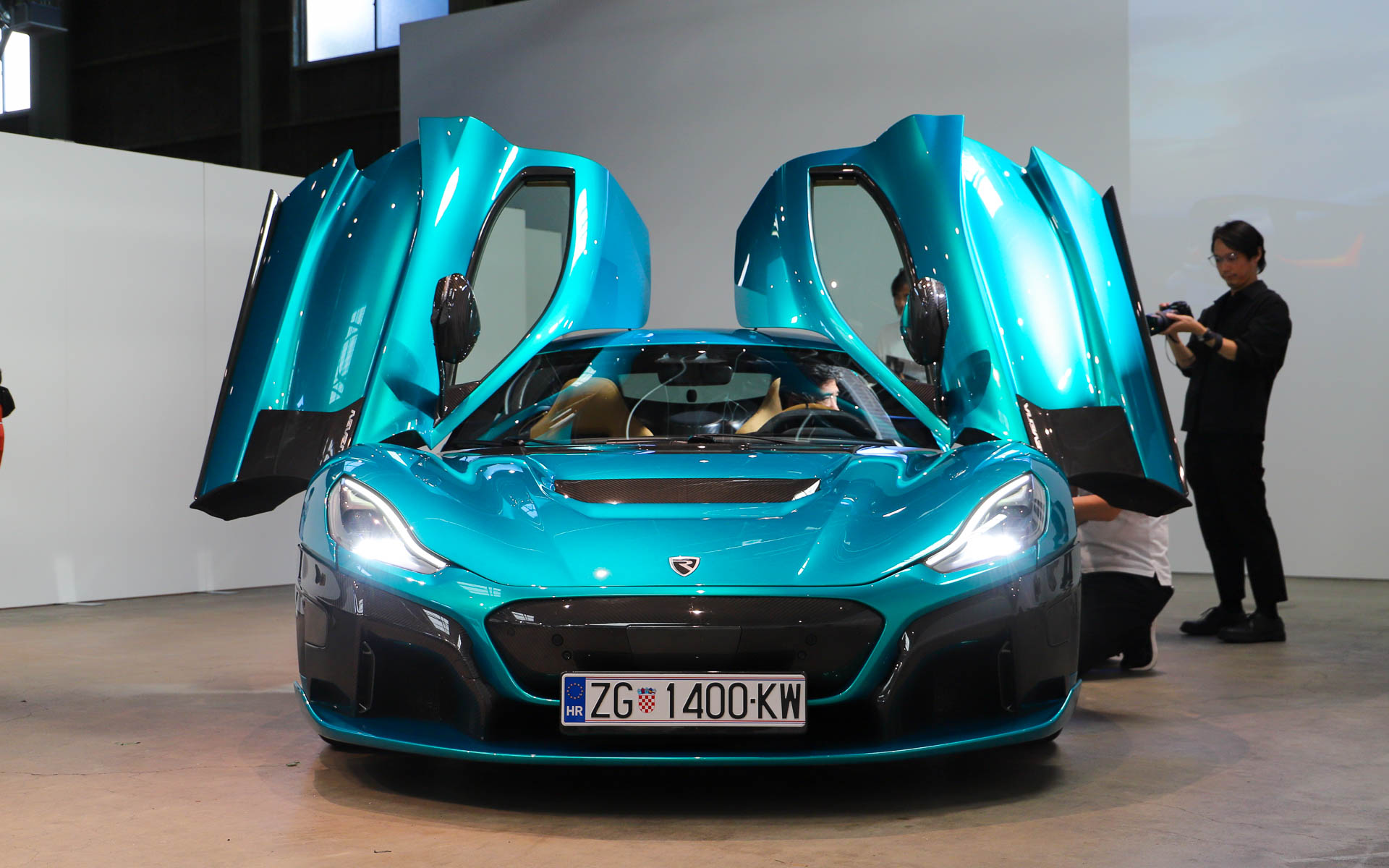 ネヴェーラのボディサイズは4750×1986×1208mm、ホイールベースは2745mm、車両重量は2300kg