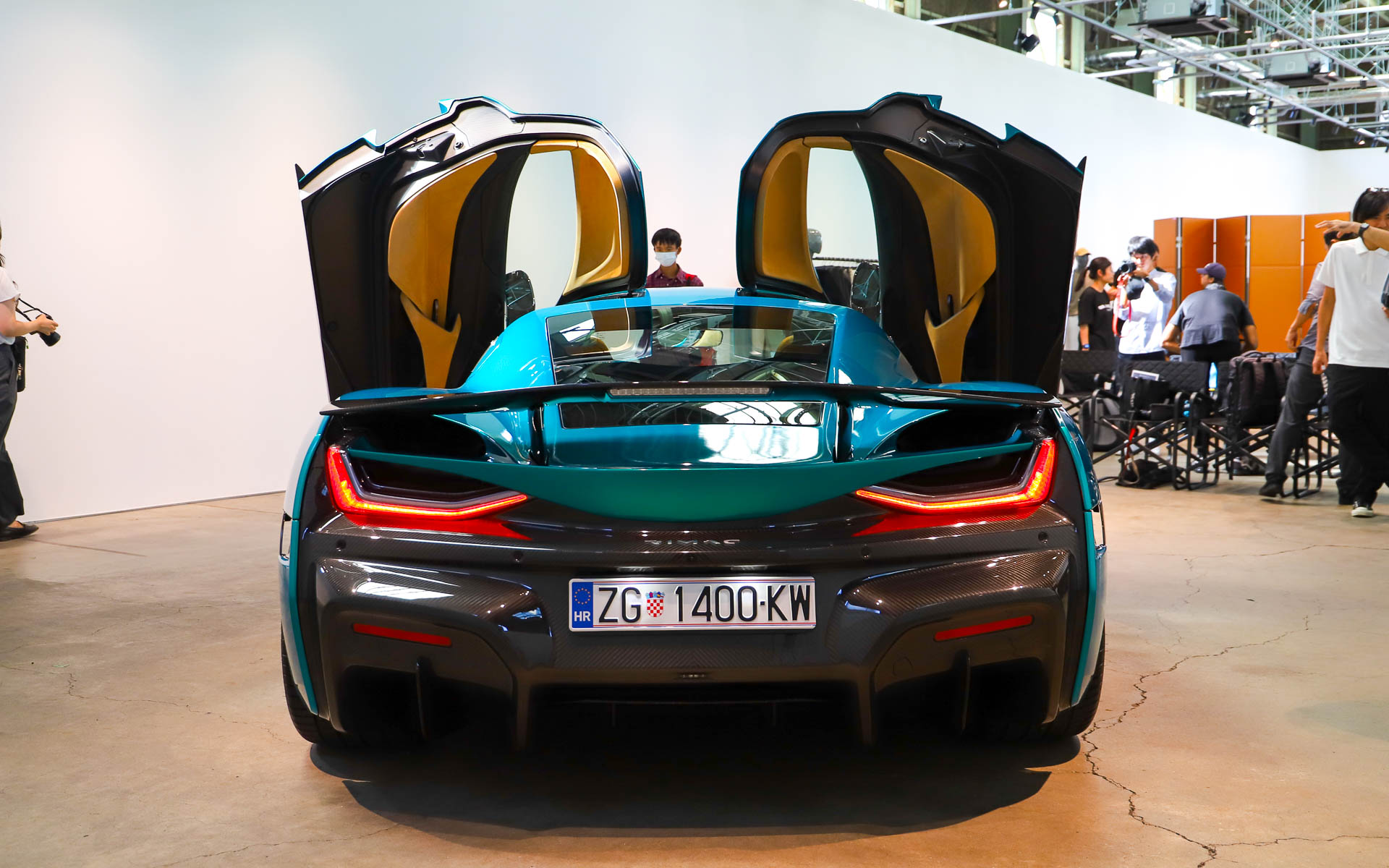 ネヴェーラのボディサイズは4750×1986×1208mm、ホイールベースは2745mm、車両重量は2300kg