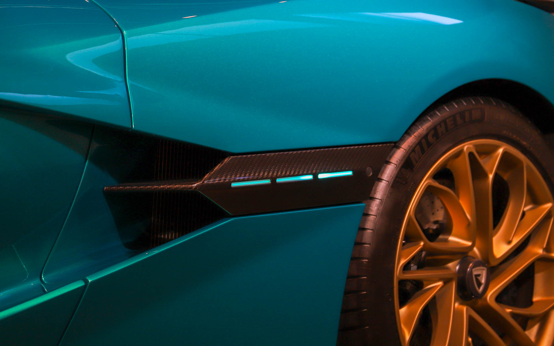 サイドのラインは流れるように点灯する