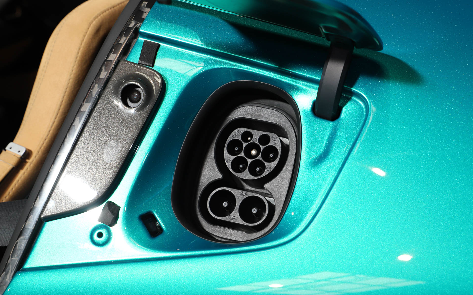 充電口。撮影車はヨーロッパ仕様となっているが、オプションでCHAdeMO方式などに変更可能