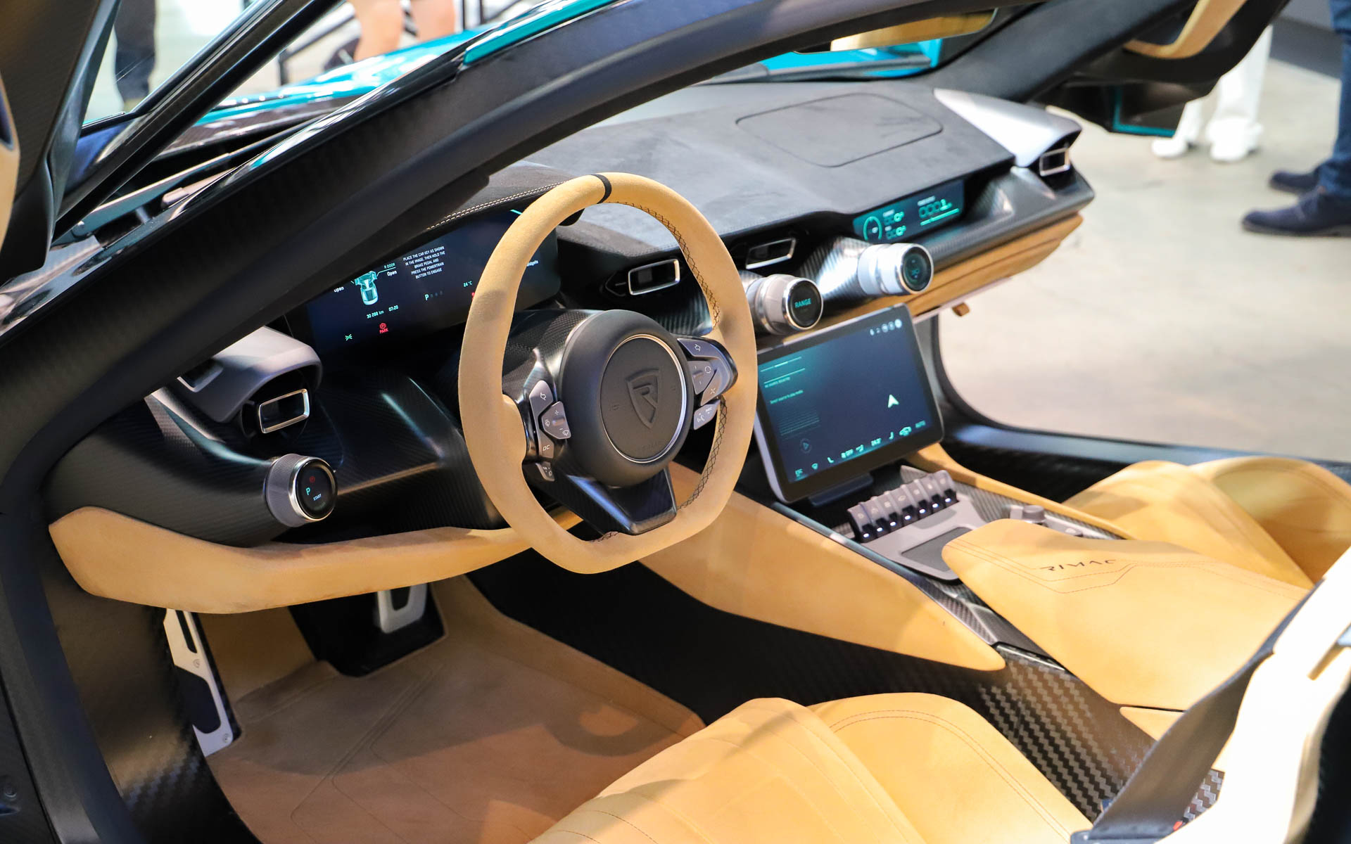 画面を極力減らし、ドライビングに必要なものはアナログノブで操作できるようにしたインテリア