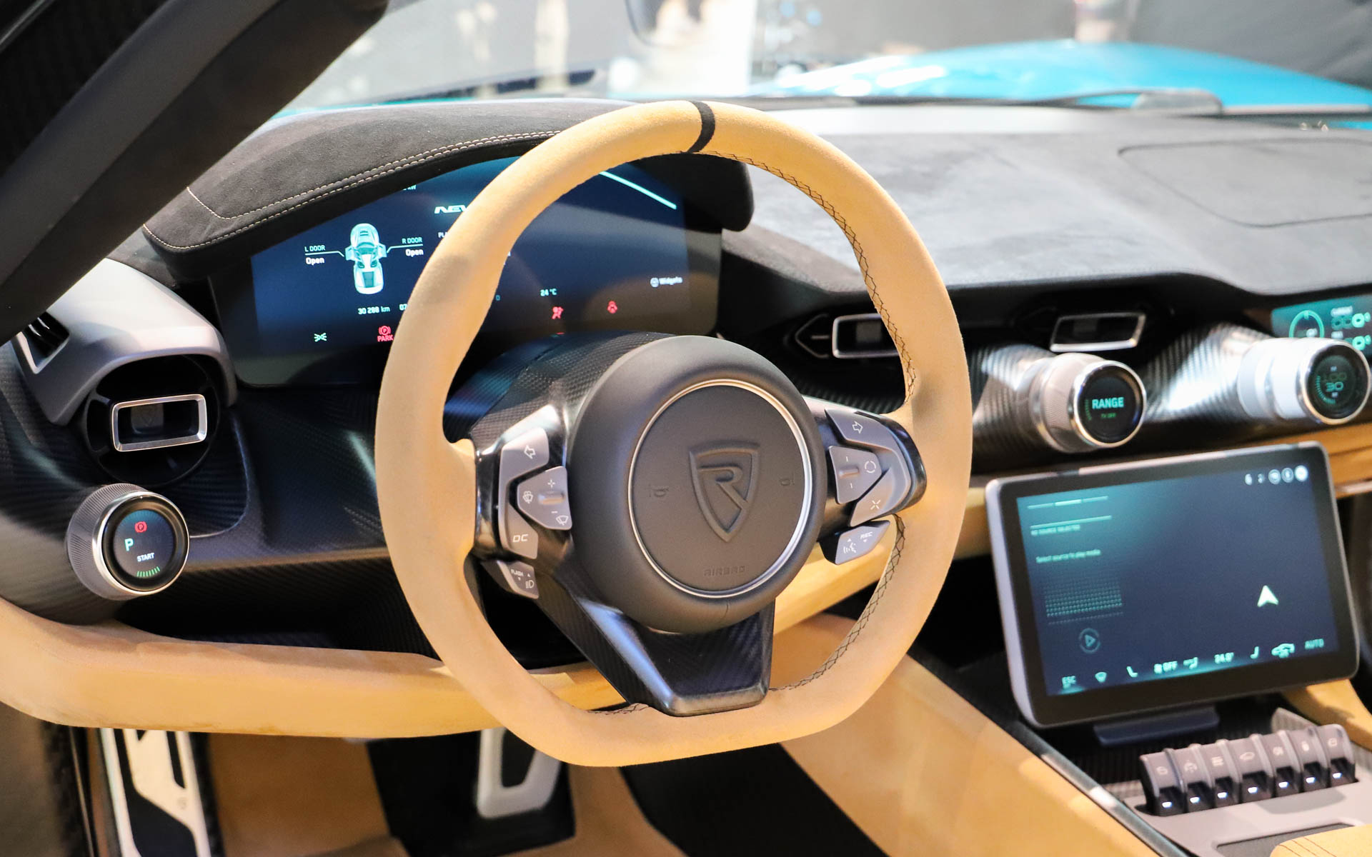 画面を極力減らし、ドライビングに必要なものはアナログノブで操作できるようにしたインテリア