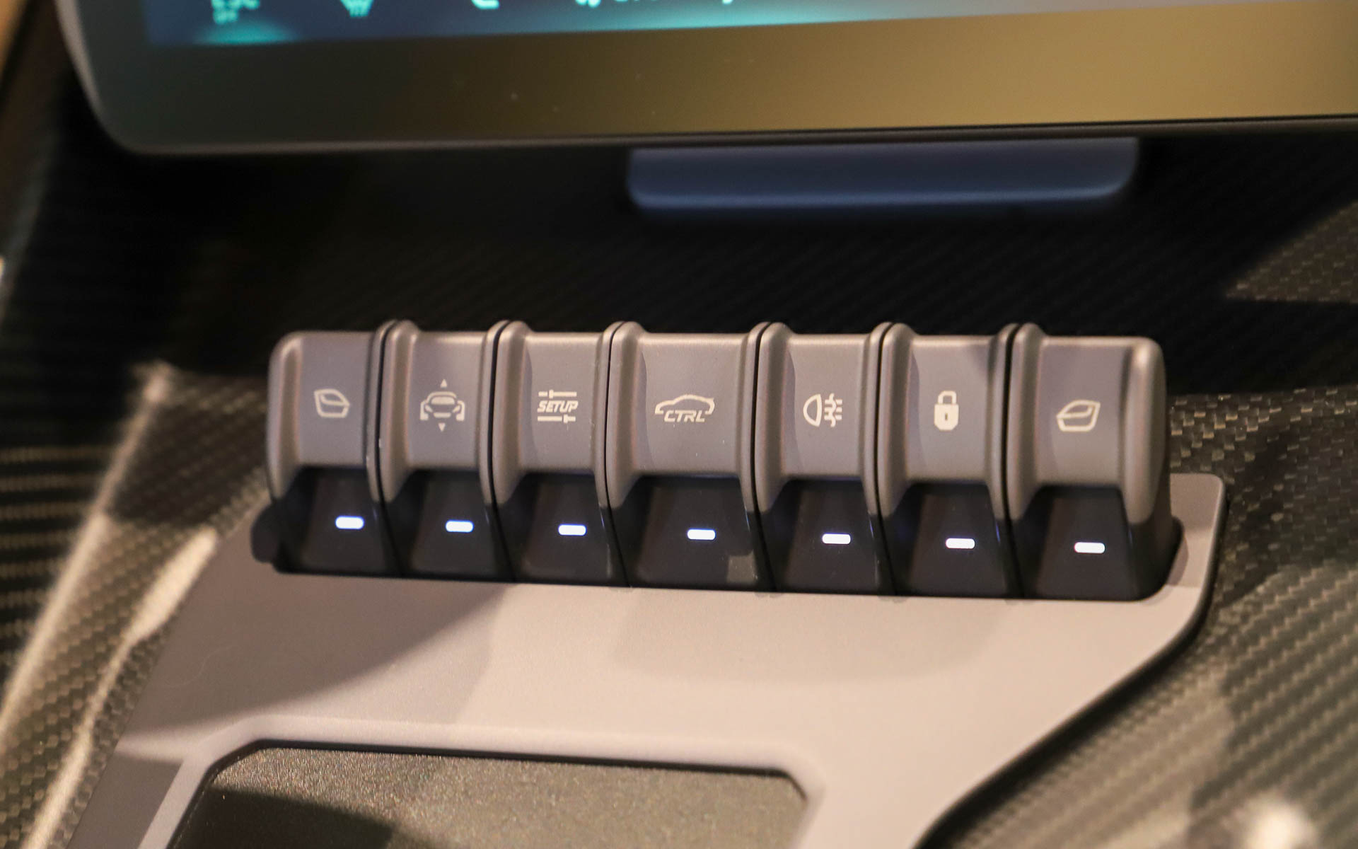 画面を極力減らし、ドライビングに必要なものはアナログノブで操作できるようにしたインテリア