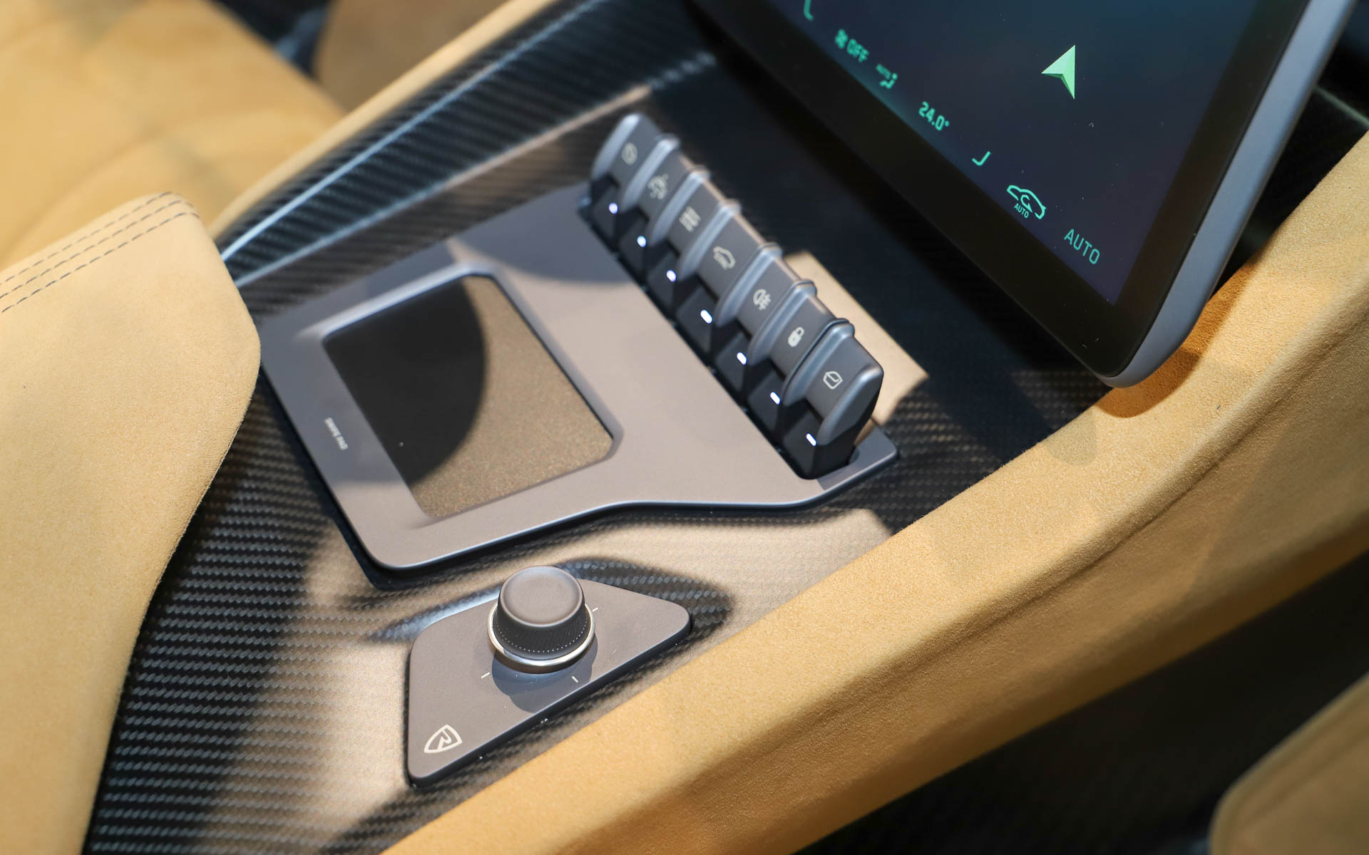 画面を極力減らし、ドライビングに必要なものはアナログノブで操作できるようにしたインテリア