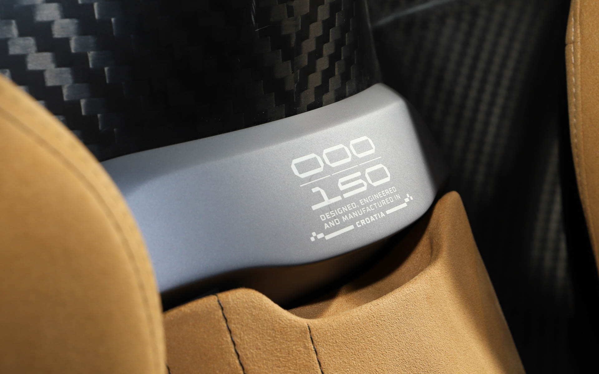 ネヴェーラは150台を生産予定。撮影車はデモカーとなるため、プレートのナンバーは000