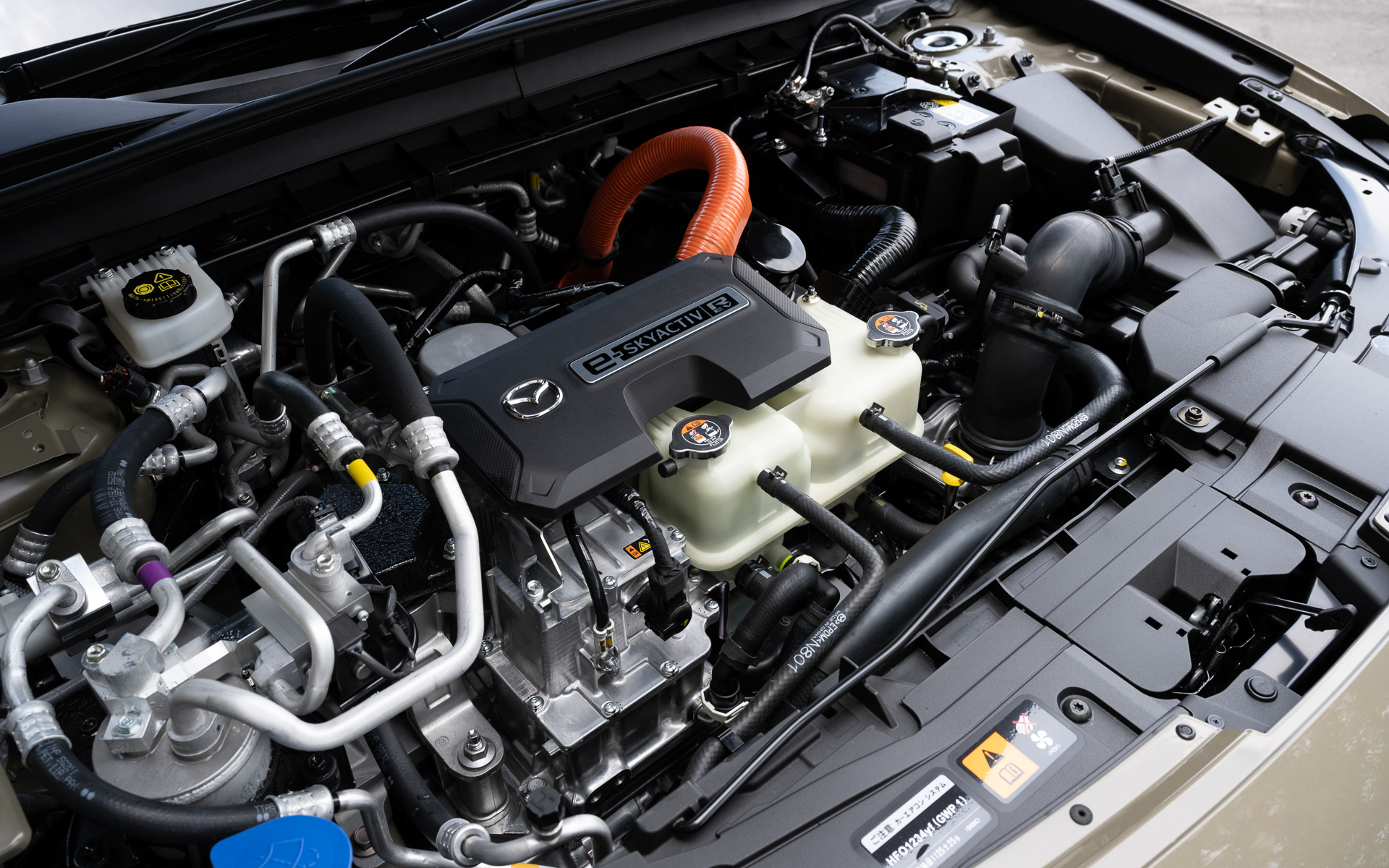 エンジンルーム。8Cロータリーエンジンが左側に収まるが、すぐには分からない