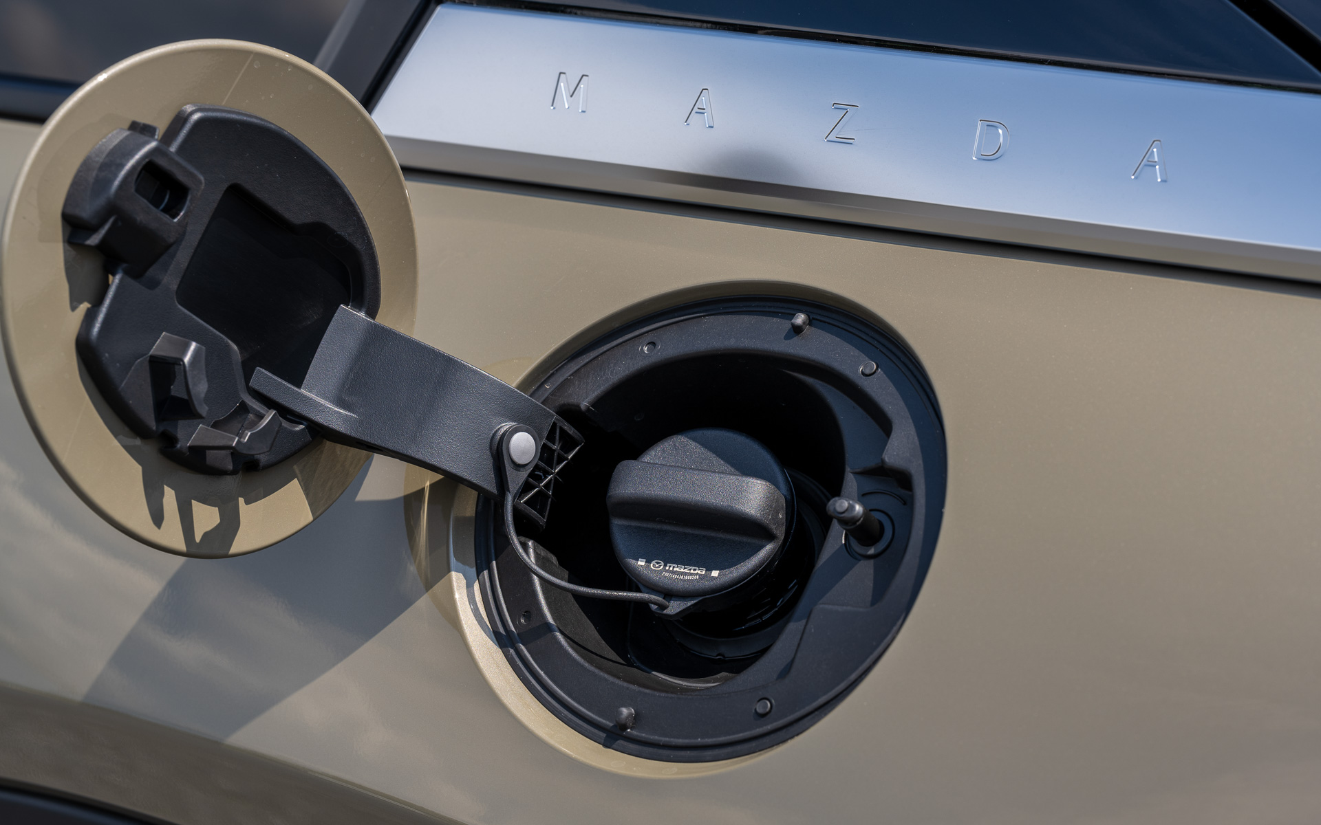 PHEVなので、給油口を持つ