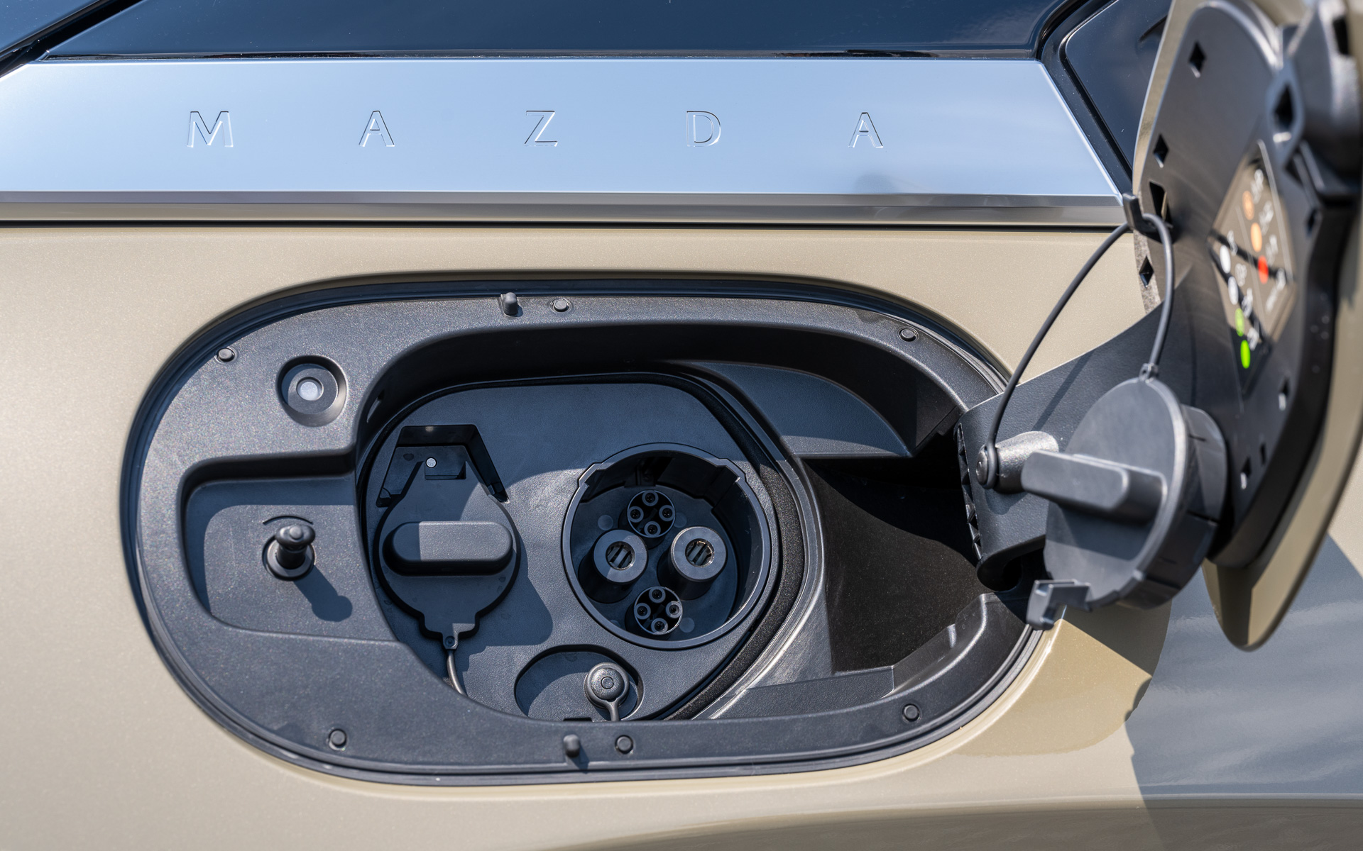 普通充電と急速充電を装備