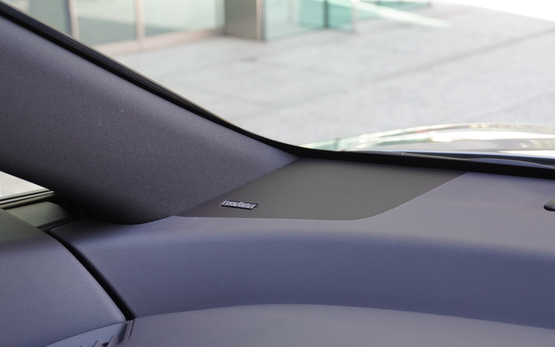 フロント左の9cmのUnityスピーカー、マークレビンソンのブランドロゴがある