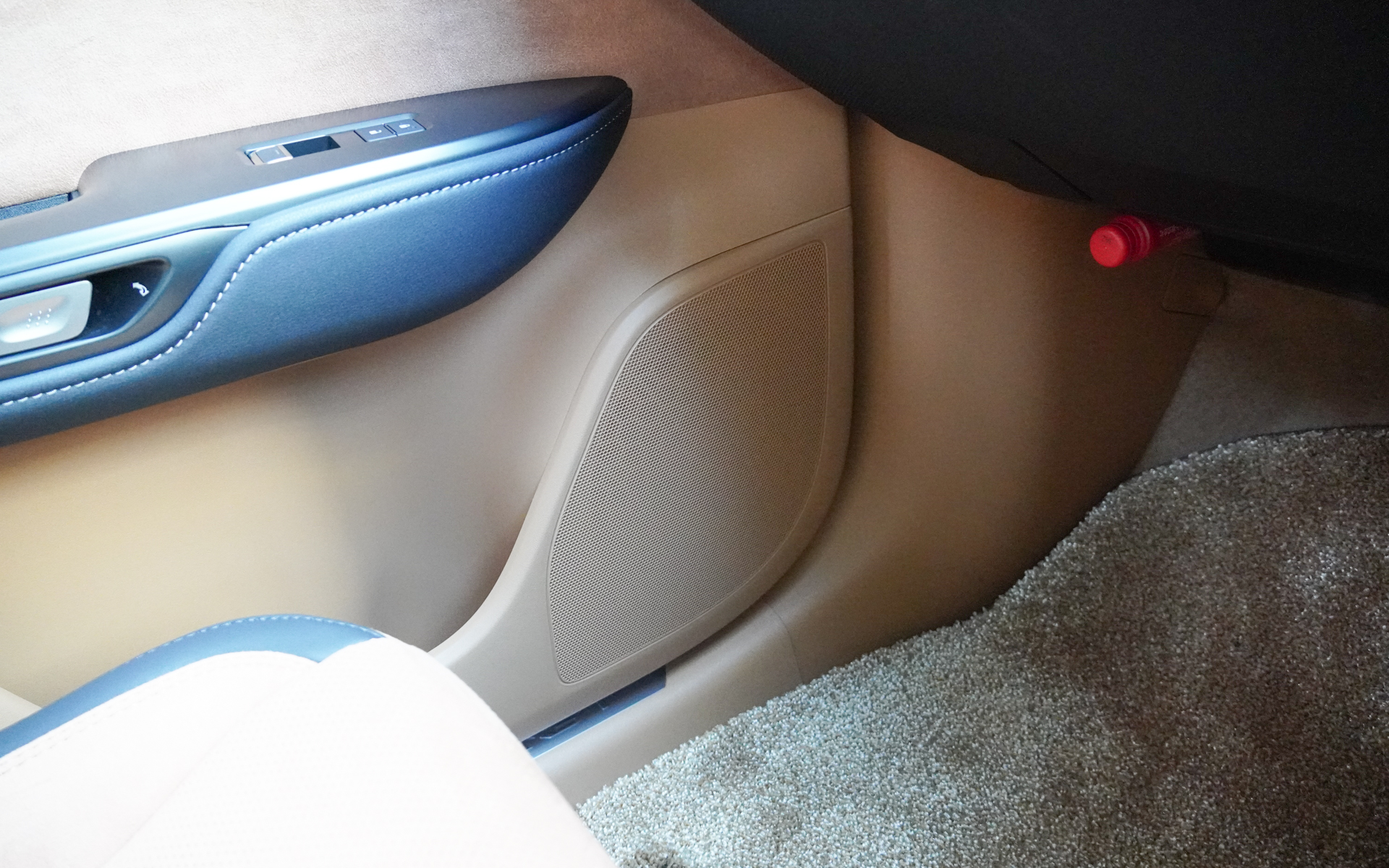 フロント左の8×9インチサブウーファー