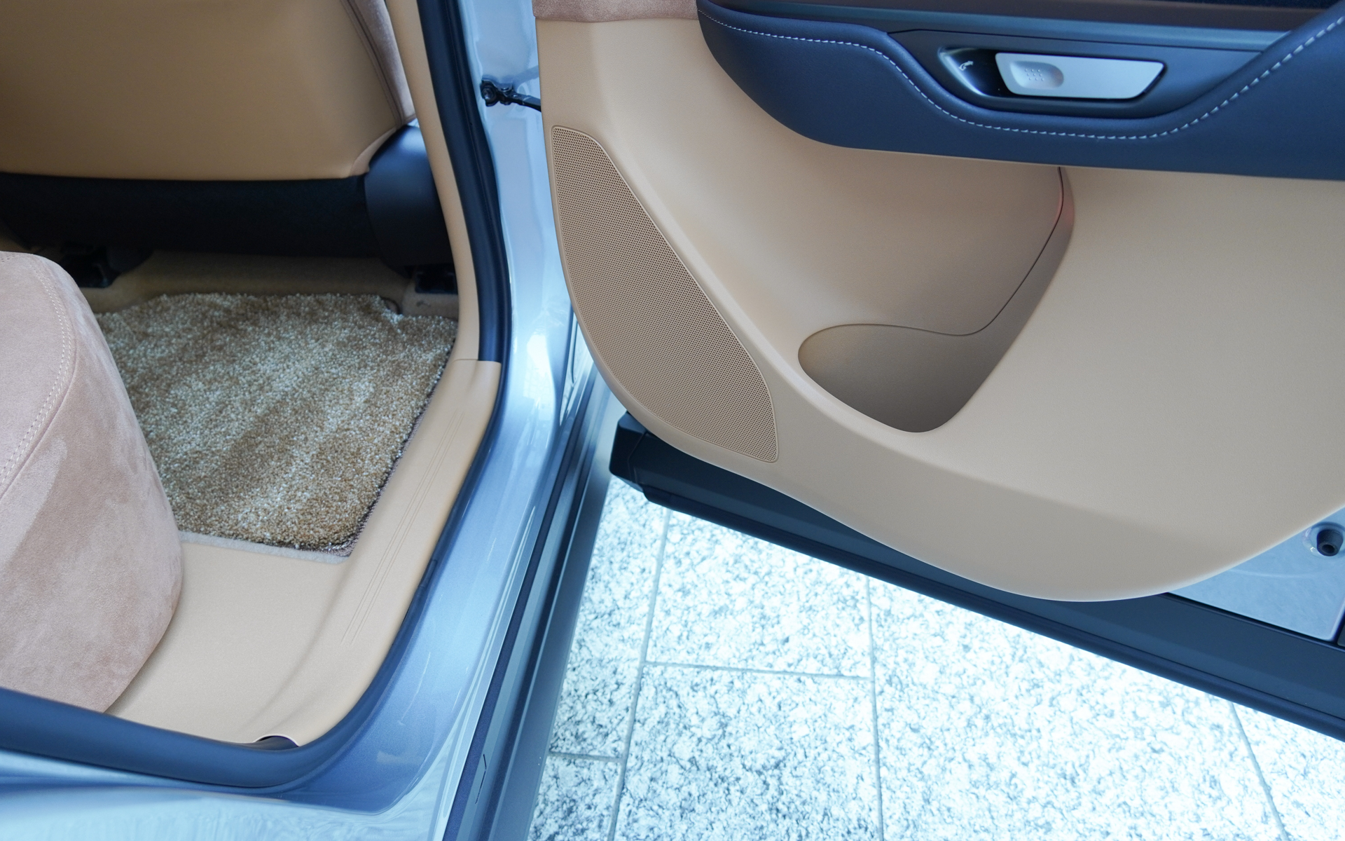 リアドアの9cmのUnityスピーカー