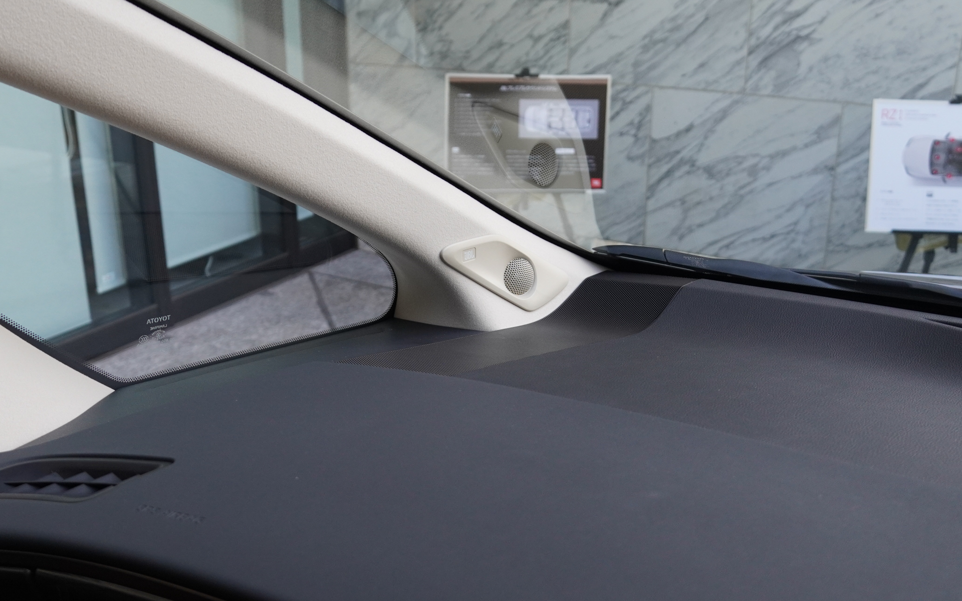 フロント左のピラーにある2.5cmホーンツイーター、インパネの9cmミッドレンジスピーカー