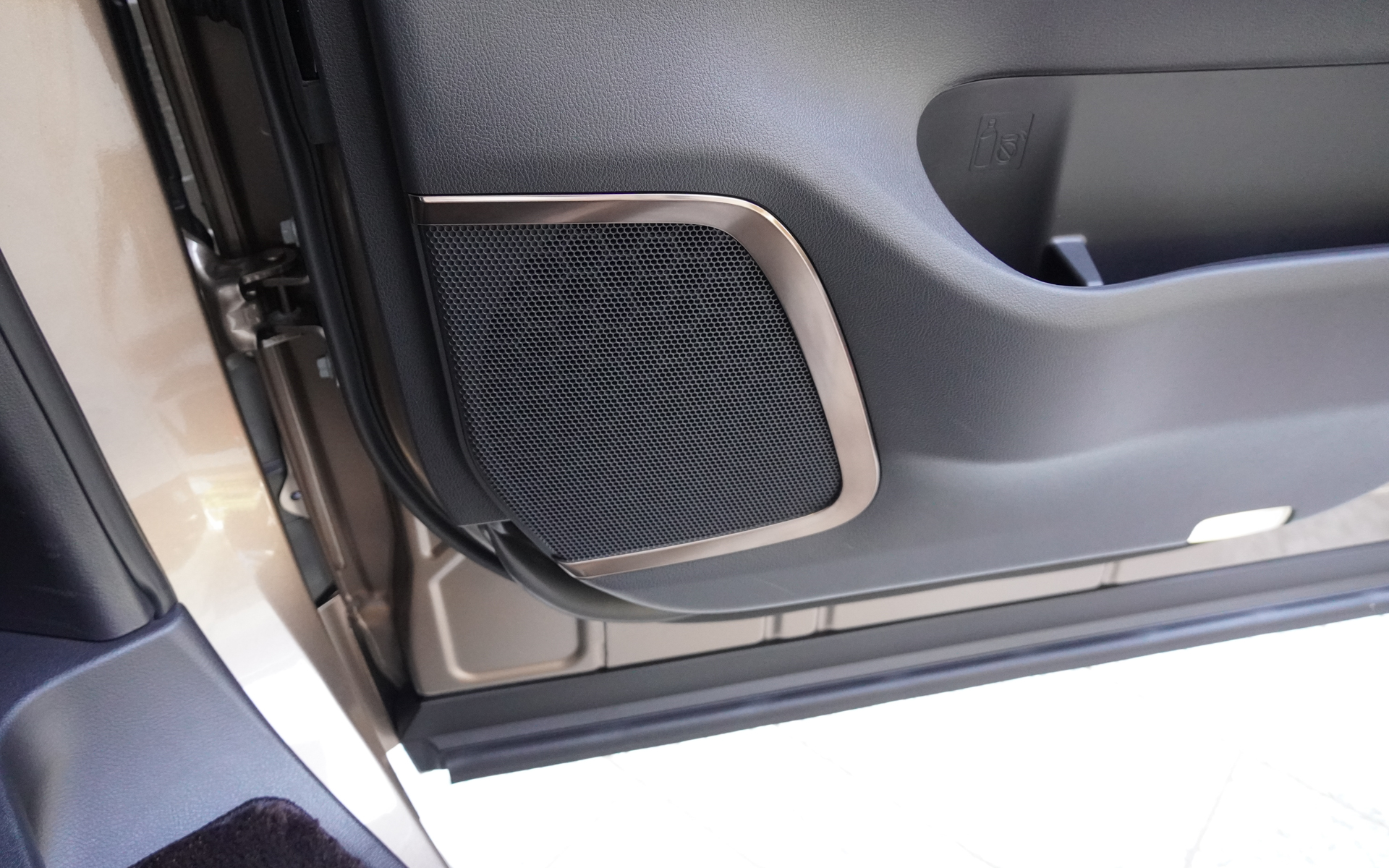 フロントドア右の8×9インチウーファー