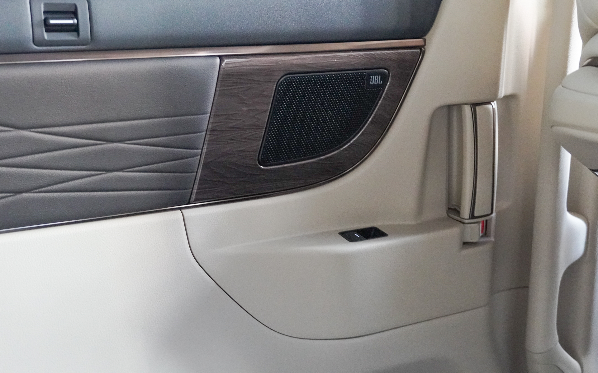 リアのスライドドア左の2.5cmホーンツイーター