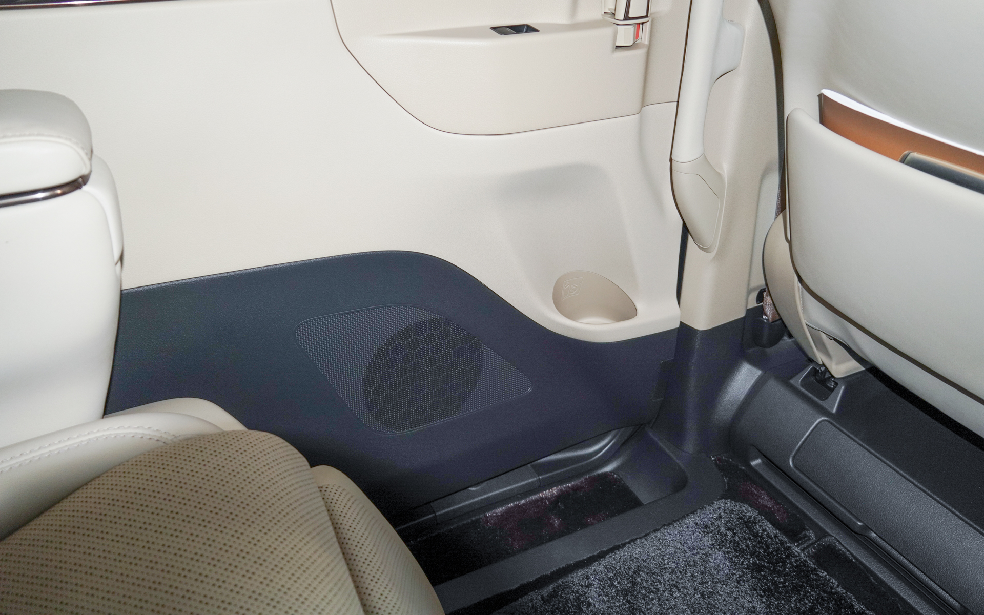 リアのスライドドア左の17cmウーファー