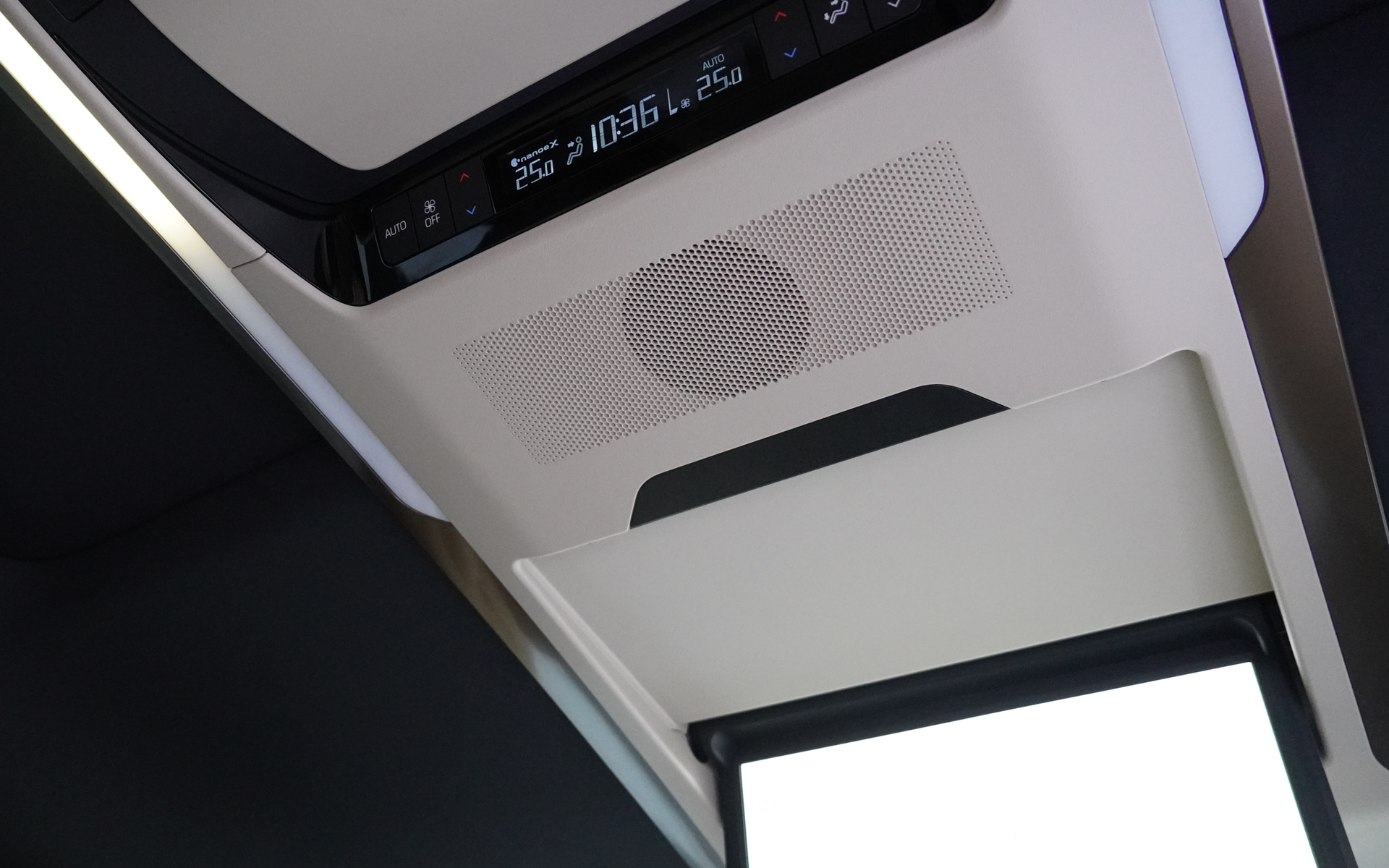 スーパーロングオーバーヘッドコンソールに9cmミッドレンジスピーカー