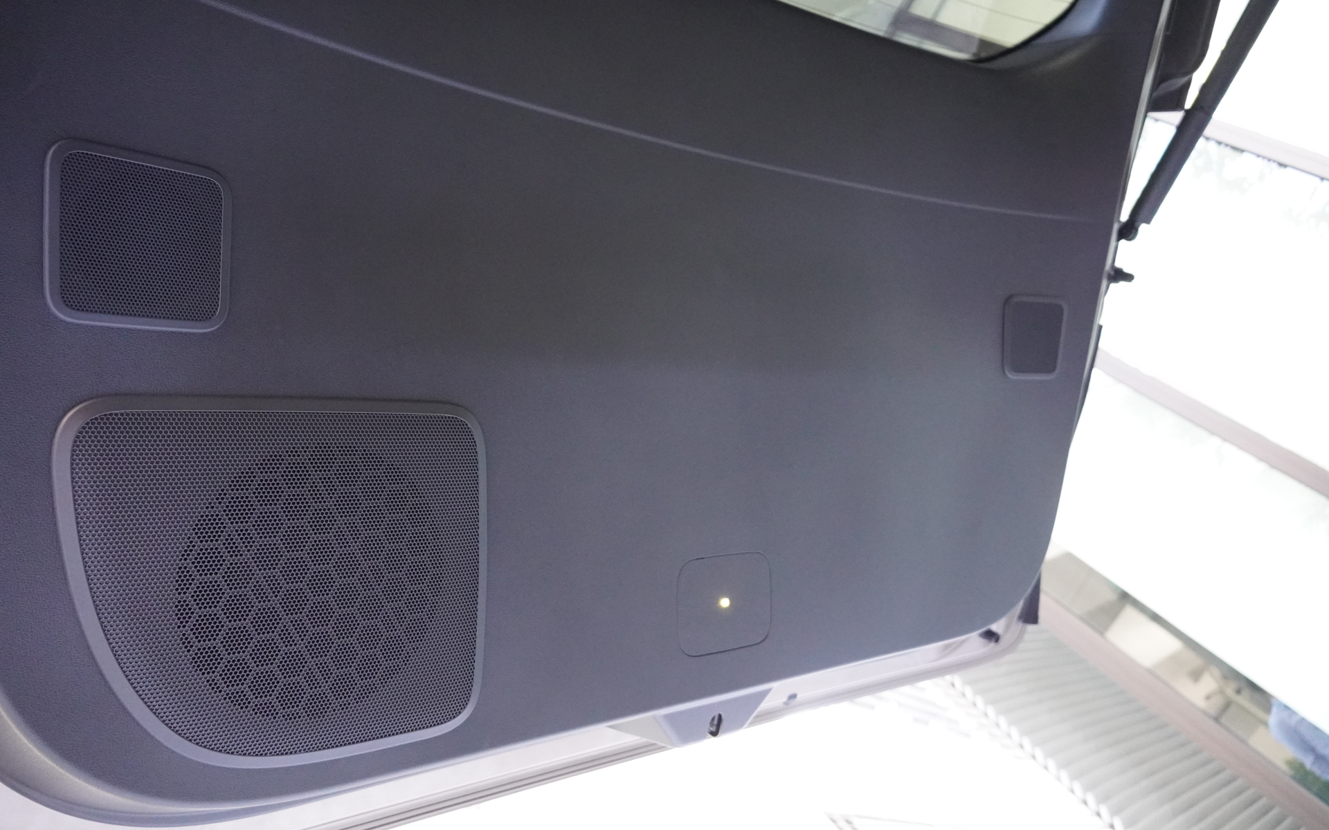 3列目にも乗車するので左右のバックドアには9cmミッドレンジスピーカーと22.4cmサブウーファー