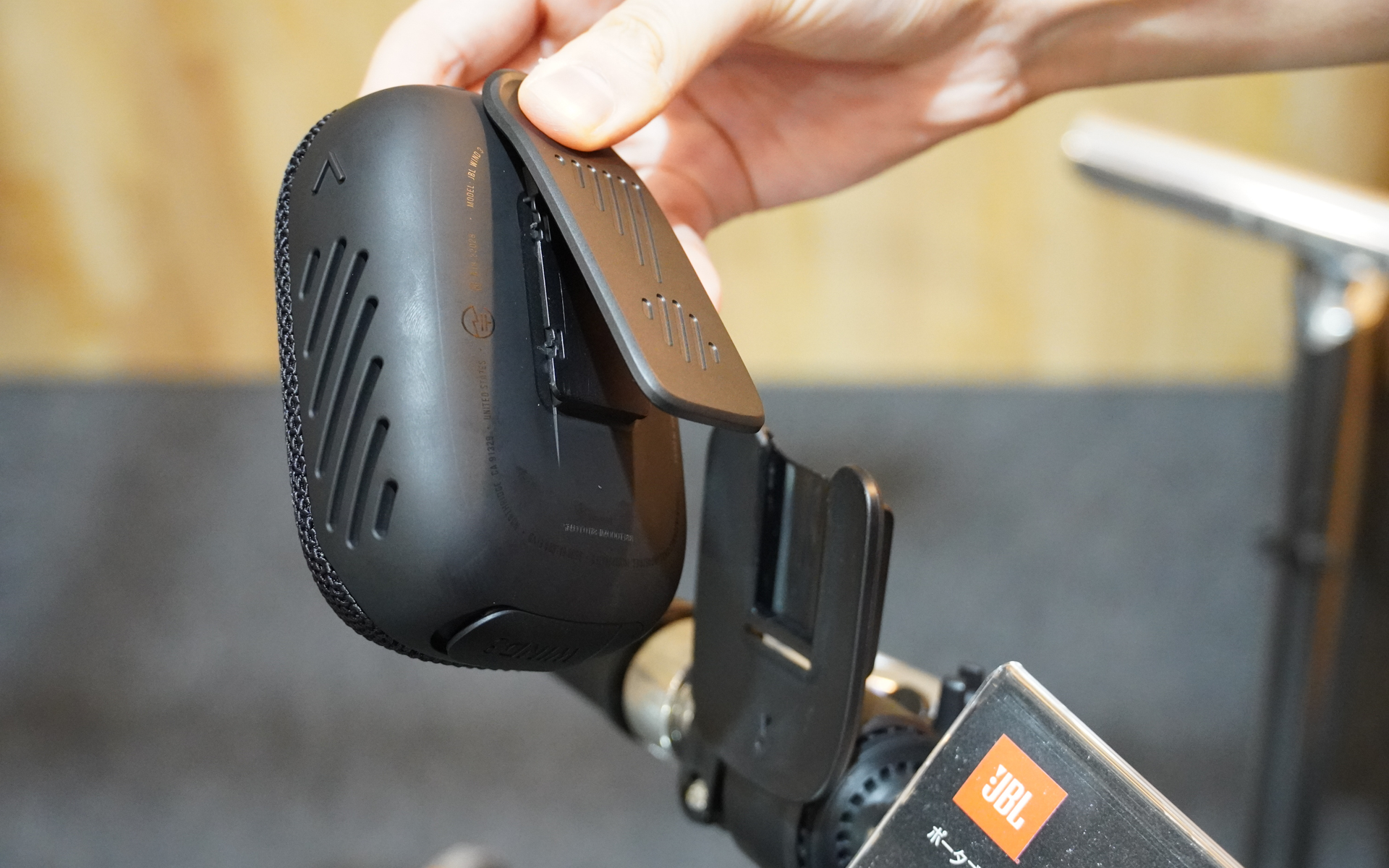 外せばクリップでベルトなどに固定できる