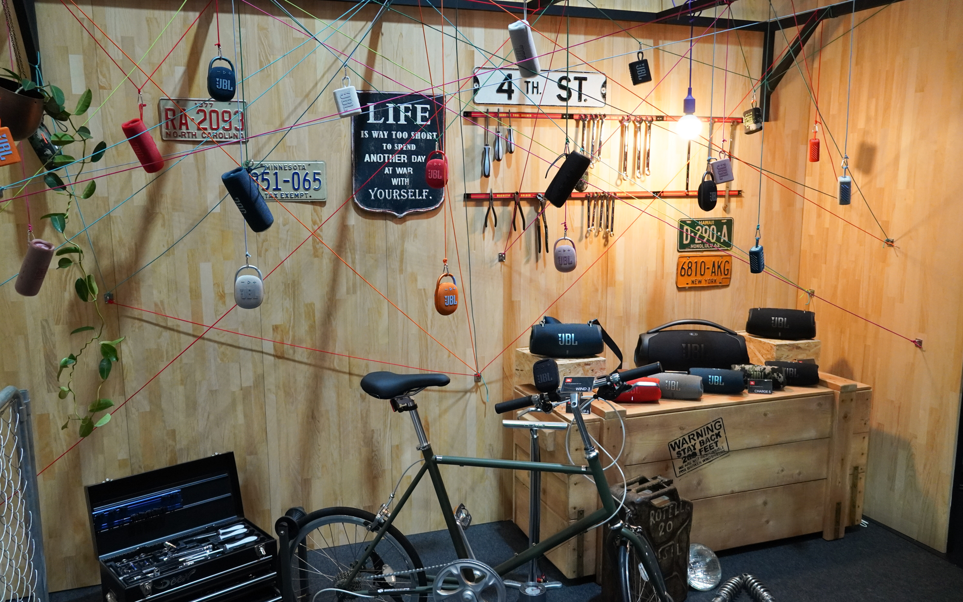 JBLのポータブルスピーカー。カラビナ取り付けタイプから据え置きタイプまでさまざまなタイプを用意している