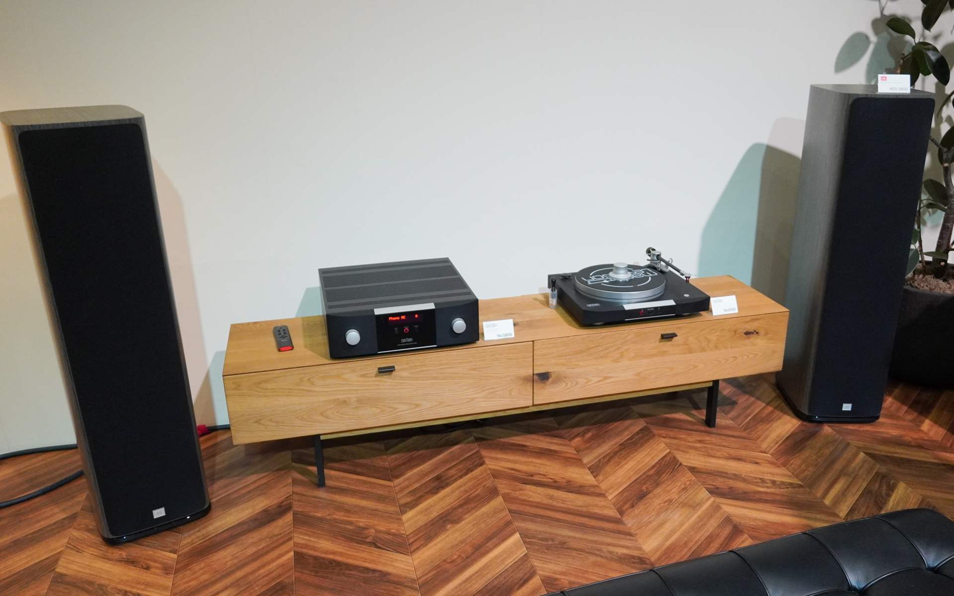 マークレビンソンのインテグレーテッドアンプNo5805とターンテーブルNo5105にJBLのスピーカーHDI-3800の組み合わせ
