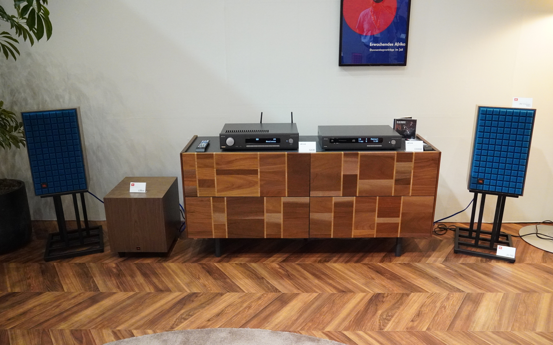 ARCAMのインテグレーテッドアンプSA30とSACD/CDネットワークプレーヤーCDS50に、スピーカーはJBLのL82 Classic MKIIとサブウーファーL10csの組み合わせ