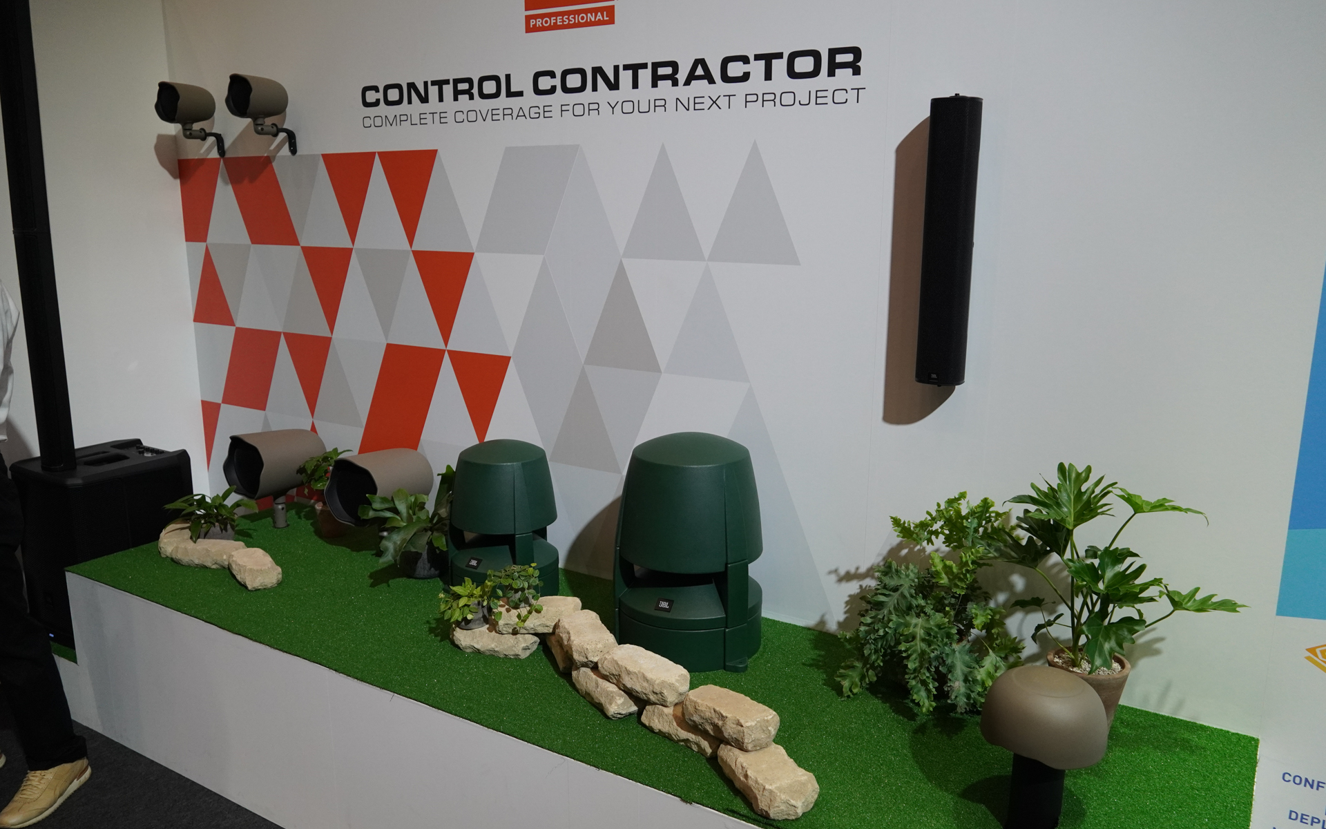 プロ用機器として、屋外スピーカーを展示した。テーマパークなどの屋外で音を届ける用途に使う。全方位タイプ（右）と特定方向タイプ（左）がある