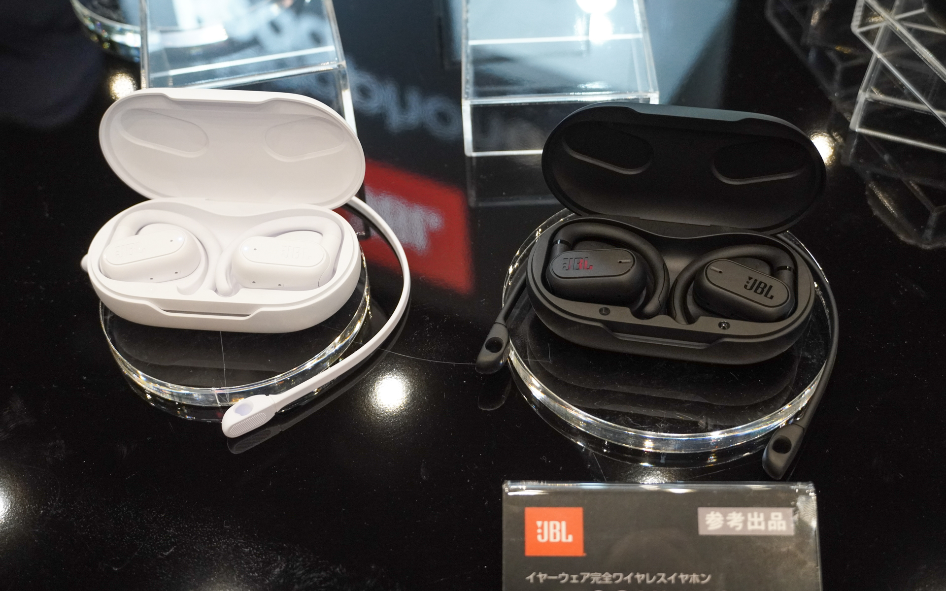 JBLのイヤホンも多数展示。こちらは参考出品のオープンスタイルのワイヤレスイヤホン「SOUNDGEARSENS」