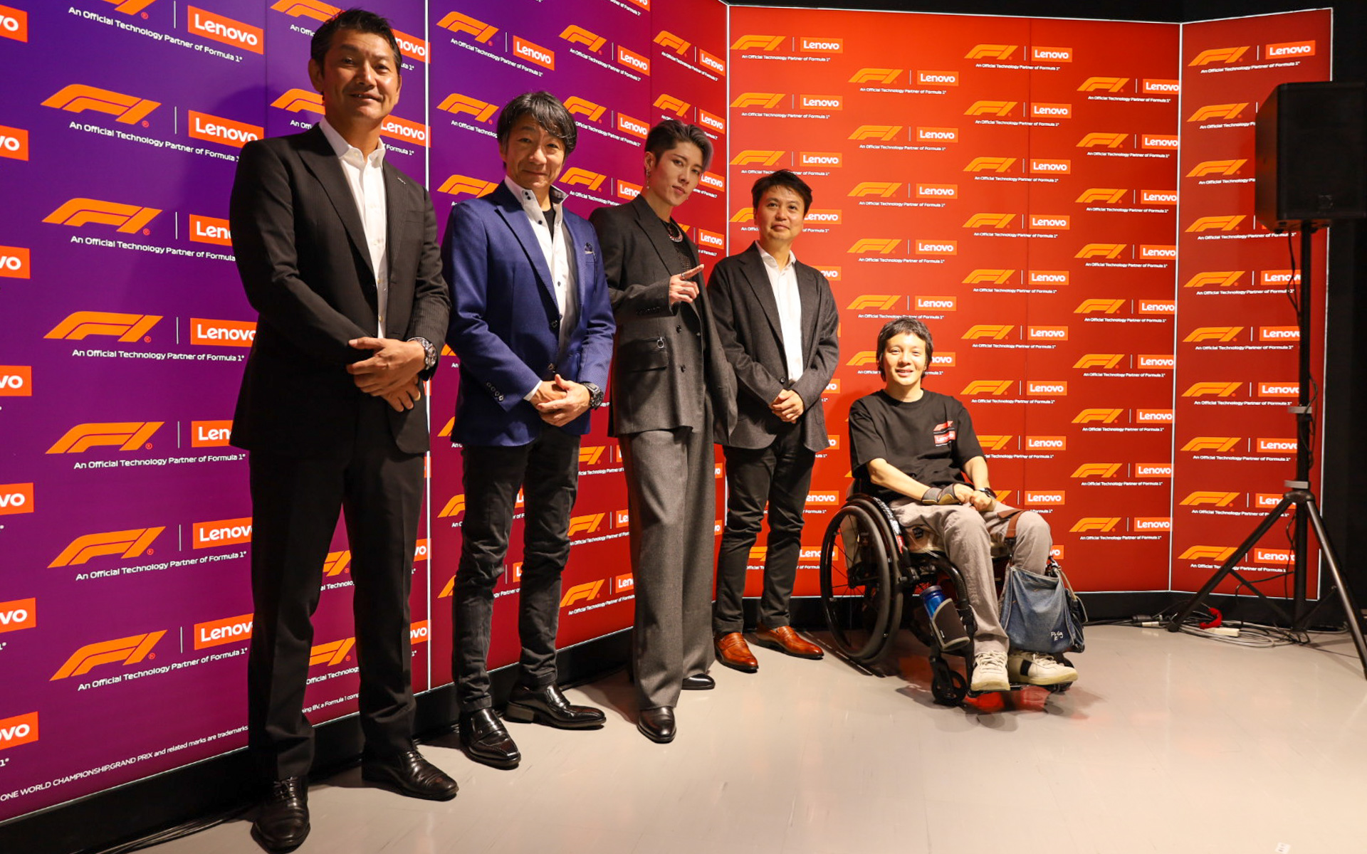 写真は左から、インテル株式会社 高橋大造氏、レノボ・ジャパン合同会社 代表取締役社長 檜山太郎氏、アーティスト MIYAVIさん、レノボ・ジャパン執行役員専務 河島良輔氏、元レーシングドライバーで車いすレーサーの長屋宏和さん