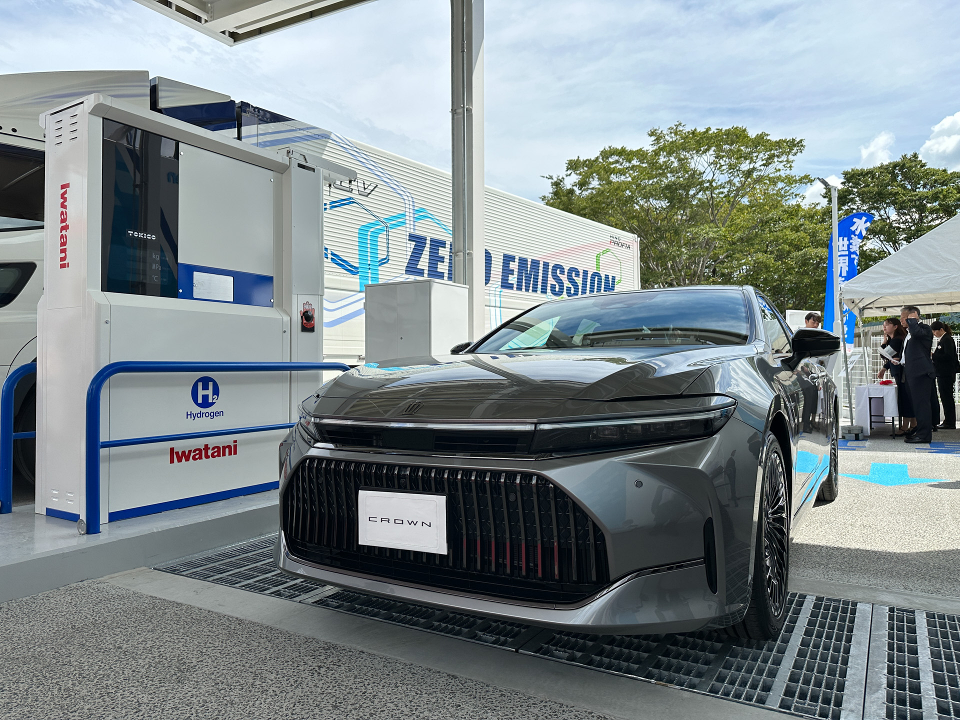 発表前の「FCEVクラウンセダン」