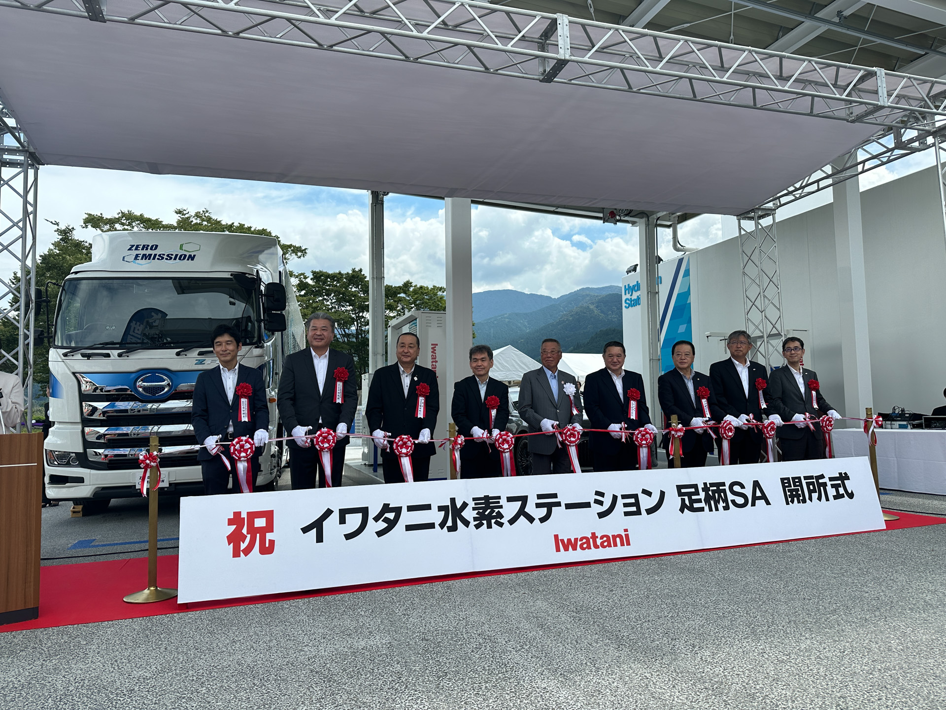 開所式で行なわれたテープカット