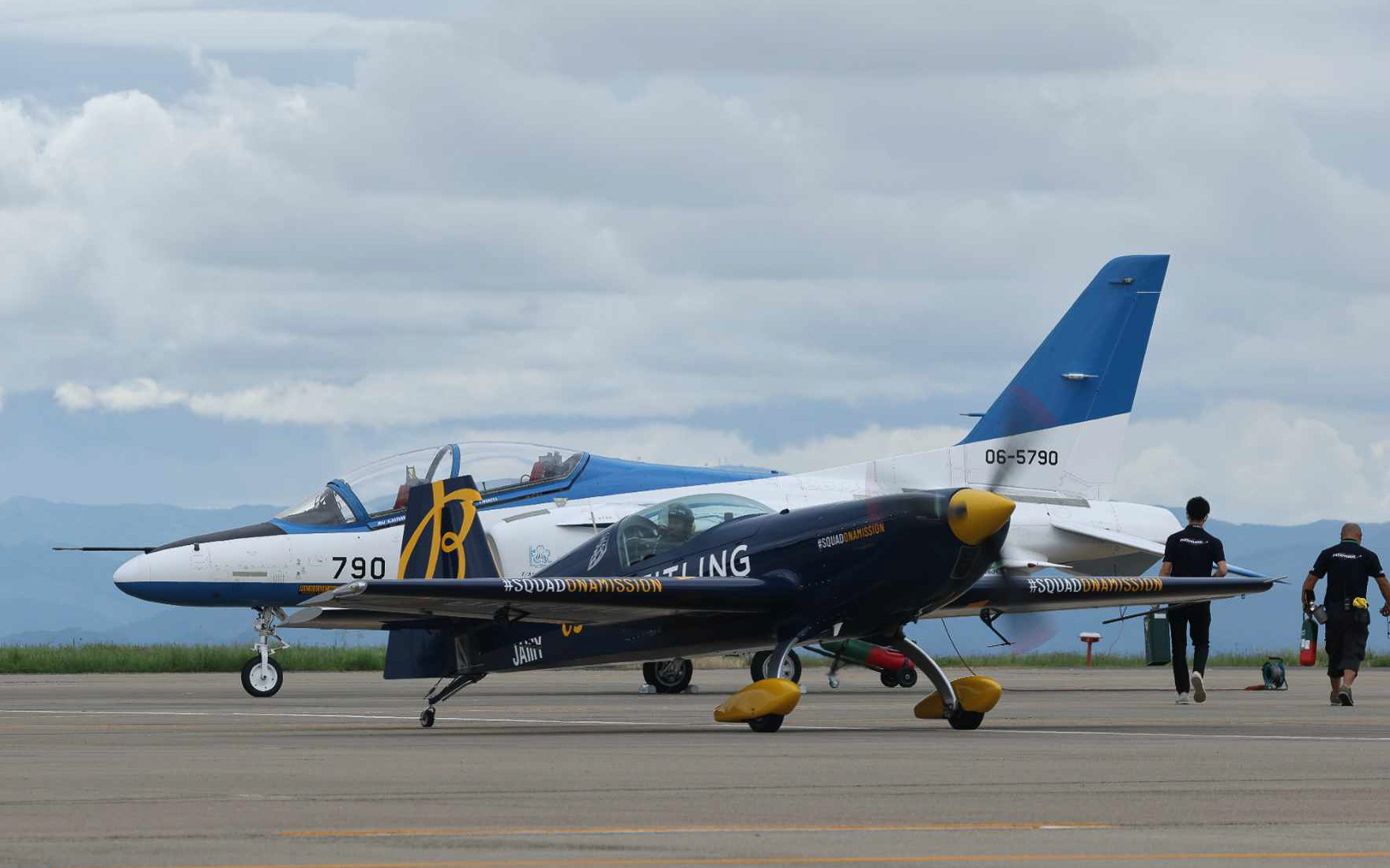 エアレース世界チャンピオンである室屋義秀選手とブルーインパルスが福島空港で競演