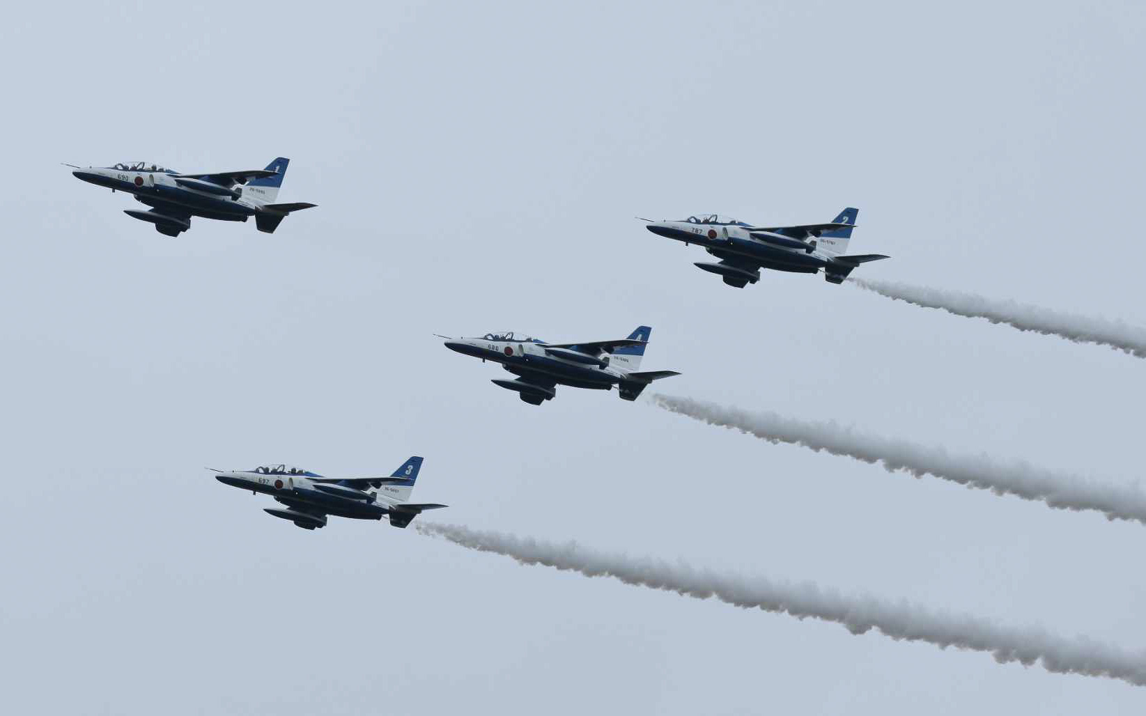 6機編隊と、4機編隊のフライパスが行なわれた