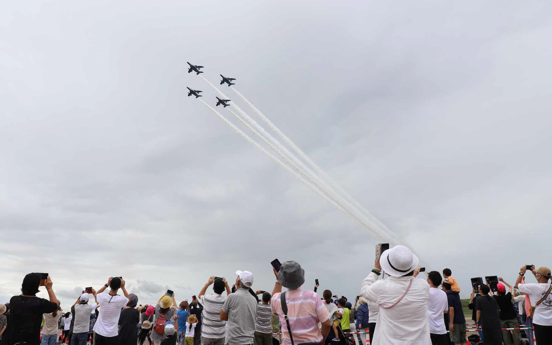 福島空港をフライパスするブルーインパルス