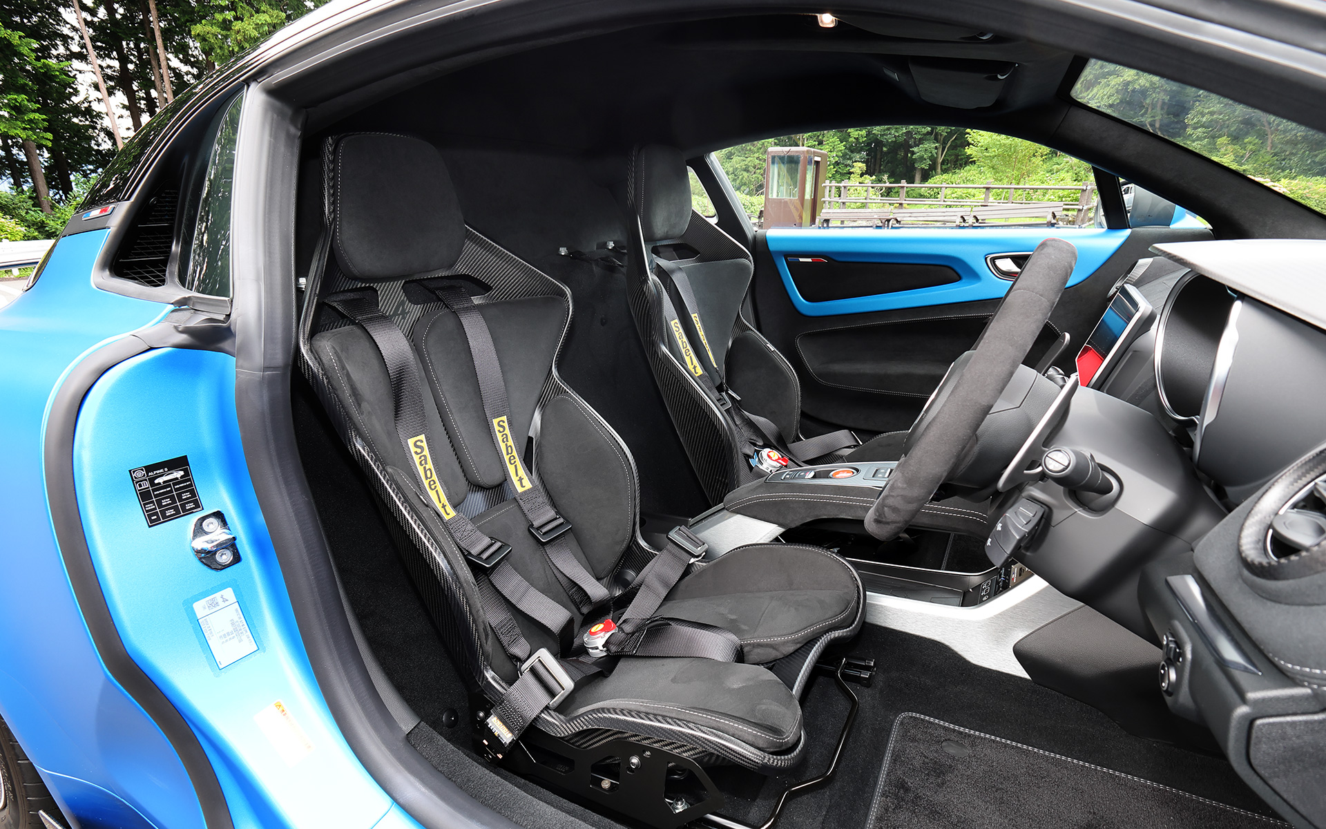 マイクロファイバー生地がふんだんに用いられ、スポーティでありつつもラグジュアリーさが漂う内装